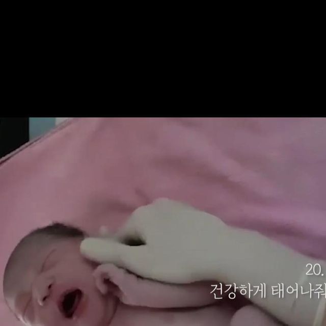 𝘑𝘪𝘺𝘶_𝘷𝘦𝘭𝘺 on Instagram: "#광고 #협찬 #인생프레임
⠀
⠀
⠀
벌써 다음달이면 지유가 태어난지 1년-
어느새 돌아기가 되었어요🤭
⠀
정신없이 육아하다보니 시간이 이렇게 흘러버렸……
⠀
인생프레임 이모 삼촌들이 정성껏 예쁜 지유 성장 영상을
만들어 보내주셨는데 새벽에 보다가 얼마나 폭풍 눈물을
흘렸는지😭😭😭😭😭
⠀
시국이 시국인지라 아쉽게도 돌잔치는 못 하게 되었지만
이렇게 성장 영상 하나쯤은 가지고 있으면 좋을 것 같아요-
⠀
나중에 지유 조금 크면 보여줘야지 하고 생각하니
또 마음이 몽글몽글 해요🥺
⠀
돌준맘들 성장 영상 준비 하시는 분들!
인생프레임 진짜 최고에요👍🏻
친절히 상담도 잘 해 주시고 하나하나 의논 해 주시면서
예쁜 영상 만들어 주시려고 굉장히 노력 해 주신답니다🤗
⠀
돌 아기 성장 동영상은 인생프레임🤍
@lifeframe.official 
⠀
⠀
⠀
➰위 게시글은 인생프레임으로 부터 상품을 제공 받아
작성하였습니다.
⠀
⠀
⠀
⠀
#아기 #유아 #육아 #성장동영상 #돌잔치 #파티 #리빙
#성장영상 #성장동영상추천 #돌준맘 #엄마표성장동영상
#쌍둥이성장동영상 #돌아기 #12개월아기
⠀
⠀
⠀"