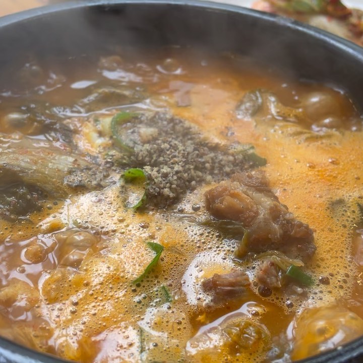 기대안했는데 맛나서 한뚝배기 클리어❤️‍🔥 뼈해장국인데 살이 다 발려서 순살치킨마냥 편하게 먹을 수 있어서 더 좋았움ㅎㅎ 당면만 좀더 넣어주시면 완벽할듯👍