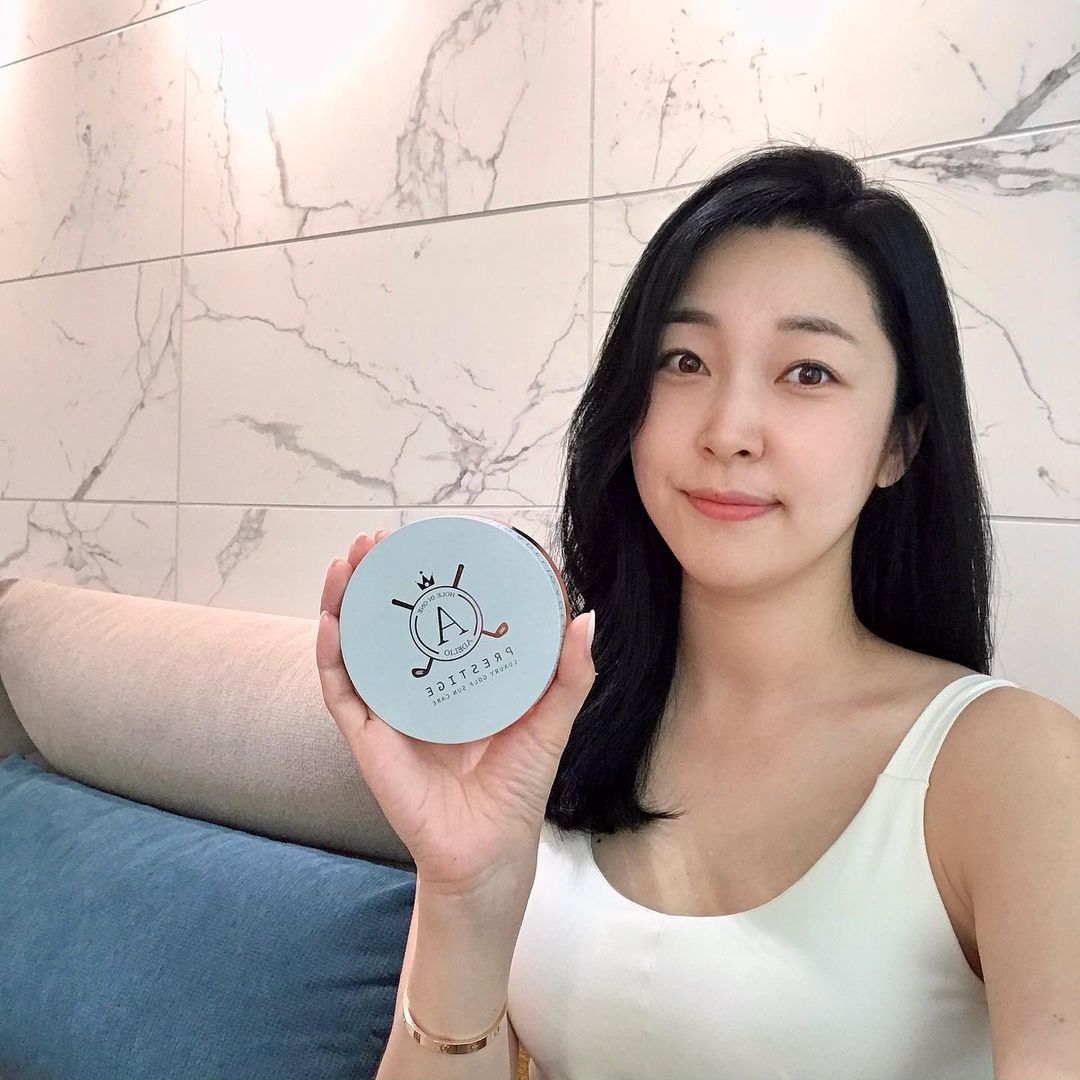아나운서 김나현 on Instagram: “#협찬 쉬는 날 조깅할 때 챙기는 필수품💙 야외 활동이 최적화된 대용량 빅 선쿠션인데 와~~~ 사이즈가 완전 딱이네요! UV차단은 물론 발