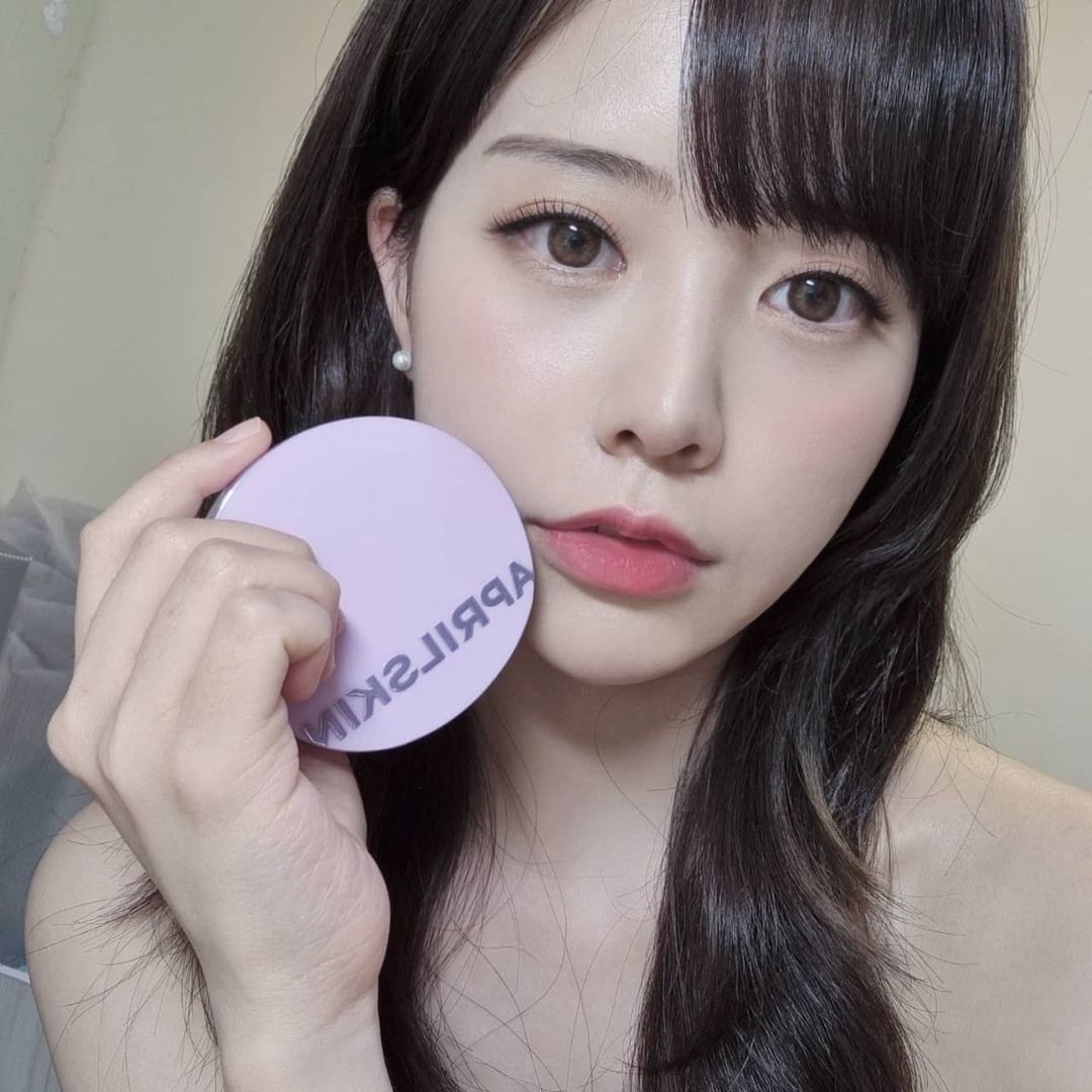 뽁이 on Instagram: “#AD#@aprilskin_korea 매번 화장을 해도 마스크에 묻어나는 쿠션때문에 속상했는데ㅠ 그런 걱정을 하지 않아도 되는 쿠션을 발견했어요😍😍 바로 #에이프릴스킨 #초슬림쿠션