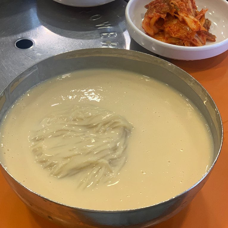_
역시 여름을 알리는 콩국수!
방송에서도 여러번 소개 돼서
어떤 맛일지 너무 궁금했던 진주회관 🤭

따로 설탕이나 소금을 주시지 않았는데, 이미 간이 딱!

진하고 고소한 콩국수에 김치랑 먹으면 지짜.. 최고 👍👍👍 

#콩국수 #콩국수맛집 #콩국수🍜 #진주회관 #진주회관콩국수 #여름메뉴 #먹스타맞팔 #먹스타그램 #먹부림 #먹팔 #먹방 #먹스타 #선팔맞팔 #선팔하면맞팔 #맛스타그램 #맛집추천 #광화문맛집 #시청맛집 #서소문맛집