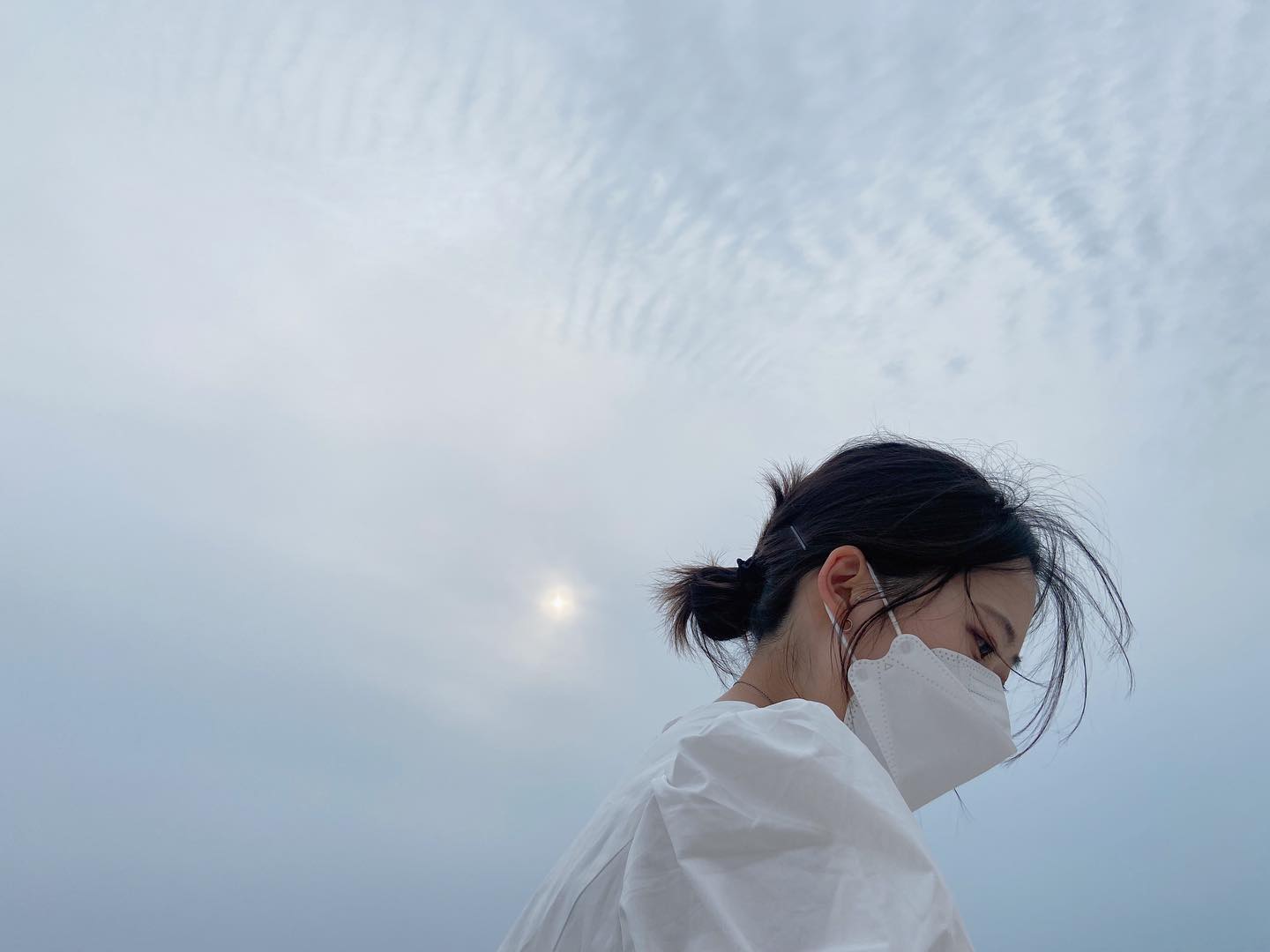 가장 긴 시간 머무를 수 있었던 이번 제주 🤍
덕분에 궁금한 것도 많고, 하고 싶은 것도 많아 늘 바빴던 나의 제주 여행이 처음으로 여유로웠다.
기상 시간을 신경 쓰지 않고 푹 자고 일어나 그 날 가고 싶은 곳에 가보기도 하고, 가보고 좋은 곳에서 더 오래 머물러보기도 했다.
흐렸던 날도, 갑자기 비가 쏟아졌던 순간도 밉지 않았던 제주..
오래 있을수록 더 오래있고 싶어져서 문제지만 역시 제주는 제주! 너무 좋다 너무 좋아!!!