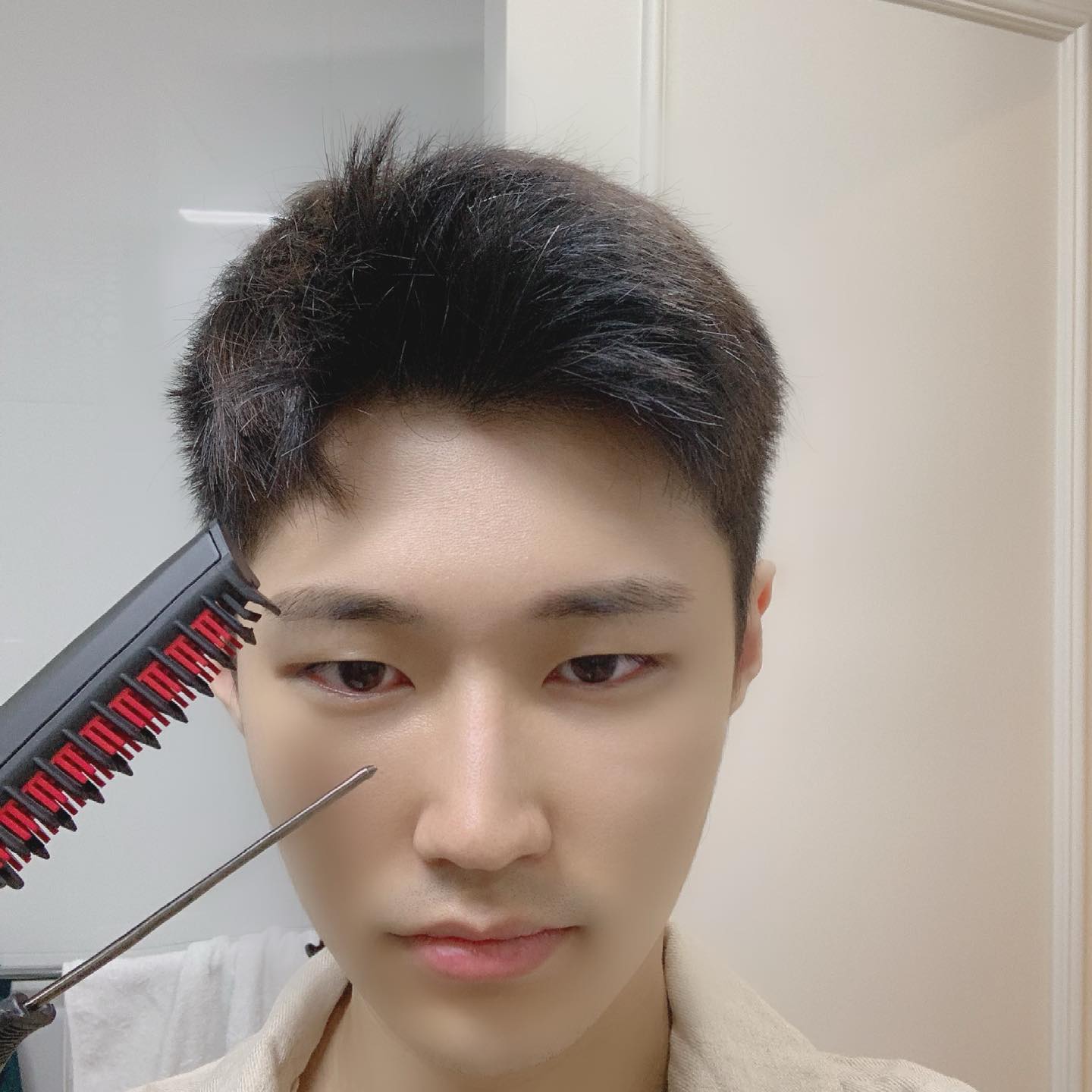 #협찬
평소에 붕 뜨는 머리라 매직이나 다운펌
을 자주 하면서 두피 손상이 없을 수 없더라구요
 
비포 사진이 머리가 살짝 눌린 상태임에도 불구하고 에프터 사진 옆머리가 훨씬 더 차분해지면서
전체적으로 자연스러운 스타일연출이 되었어요~
 
자연스러운 헤어스타일이 유행 아닌 꾸준히 
인기있는 스타일로 자리 잡힌 것 같아요
 
스타일러V3를 사용하면 곱슬기나 차분해지려고
다른 제품이나 헤어 세럼을 따로 사용할 필요가 없겠더라구여
평소엔 자연스러운 스타일이 좋아서 왁스나 헤어스프레이는 바르지 않고 스타일러V3만 사용중이랍니다
 
예식장이나 중요한 날에는 같이 사용하면 더 오래 지속 더 오래 잘 눌리겠죠~?
 
곱슬머리에 붕 뜨는 머리라 스트레스가 이만저만이 아니었는데 아니었는데 스타일러V3 로 스트레이트 하면서 깔끔하고 부드러운 느낌을 주고 인상이 180도 달라 보이네용 여성분들 컬주기에도 좋아요️
 
역시 남자는 머리빨 ㅋㅋㅋㅋㅋ
 
 
유해물질 , 세균 , 전자파 프리로 안심하고 사용할 수 있어서 더 믿음이 가고 디오비 뷰티랩은 18년간 디오비만의 헤어 스타일을 위한 연구와 개발 제조에 끊임없는 연구를 해온 역사가 오래된 브랜드 라는 사실!! 사용해보세요~~
 
#디오비고데기 #스타일러V3 #남자다운고데빗 #남자고데기 #고데기 #매직기 #남친선물 #남자헤어스타일 #다운펌 #빗고데기 #고데기추천 #고데기브랜드 #남자는머리빨 #남자머리 #다운펌고데기 #관리하는남자