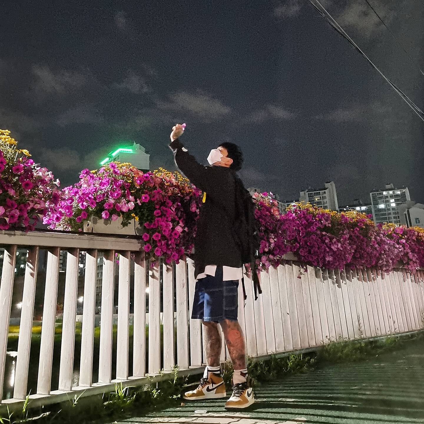 와 날씨 진짜 후덥지근,,,
더워어어어🥵🥵
추울때는 빨리더워지라고했는데
더워지니까 이제 시원해졌으면 좋겠다😝😝
역시 남자의 마음은 갈대ㅋㅋㅋㅋ
.
.
.
👕: #칼하트롱슬리브 
👖: #청반바지
👟: #조던1루키
.
.
.
#칼하트 #스트릿코디 #남자스트릿 #데일리룩코디
#긴다리타투 #그레고리백팩
