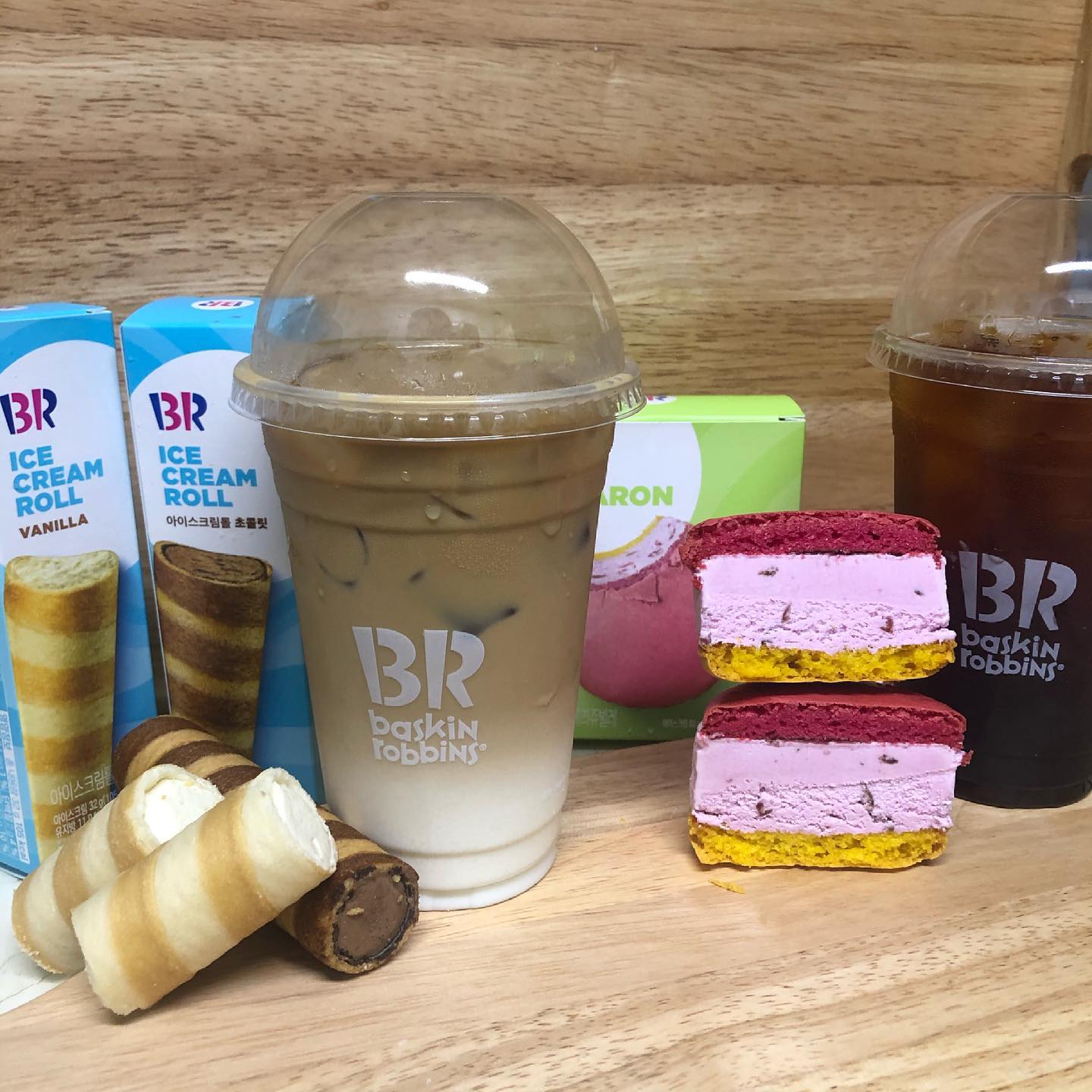 #BR #배스킨라빈스
baskinrobbinskorea
#제품협찬
⠀
디저트 카페, 배라☕️
여러분 배라에서 커피도 파는 거 아시나용🧐
더해서! 아이스크림으로 만든 디저트까지😋
⠀
배스킨라빈스 커피&디저트 제품으로
홈카페 쌉가능👊👊
해피오더로 주문해서 내 식탁에 차리면 끝♥️
⠀
제가 먹어본 조합은 무려(!)
파티쉐와 바리스타 분들이 만들어주신
환상 궁합 커피앤디저트 페어링,,💗
⠀
▶️아메리카노&아이스 마카롱
달달쫀득한 마카롱에 커피는 말모,,🎶
저는 디카페인으로 즐겨봤지용😋
⠀
▶️카페라떼&아이스크림롤
바삭한 과자에 아이스크림 꽉꽉!
거기에 부드러운 카페라떼,,최강조합이라 놀람😲
⠀
홈카페 은근 번거로운데
역시 디저트왕 배라가 배라했다🍨
⠀
⠀
⠀
⠀
⠀
#배스킨라빈스 #배라디저트 #배라커피 #카페브리즈
