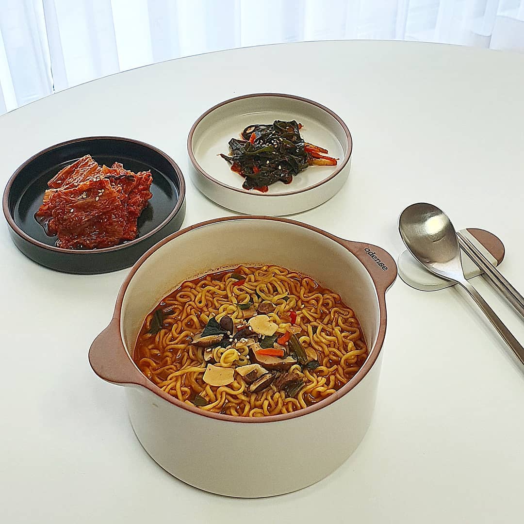 #협찬 육수의 내공 칼칼라면
⠀⠀⠀⠀⠀⠀⠀⠀⠀⠀⠀⠀⠀⠀⠀⠀⠀
입맛 없거나 밥하기 귀찮을 때 자주 끓여먹는 라면! 너무 좋아하는 음식이지만 칼로리&건강 걱정으로 자주 안먹으려 하는데요~
이번에 튀기지 않은 담백하여 야식으로도 부담없는 칼칼라면 먹어보았어요🥘
⠀⠀⠀⠀⠀⠀⠀⠀⠀⠀⠀⠀⠀⠀⠀⠀⠀
야채플레이크도 큼직고, 면이 담백해서 건강한 느낌이였어요.
그리고 분말스프 라면이 아니라 액상스프라 육수에 좀 신경쓴 것 같은 느낌?!!
⠀⠀⠀⠀⠀⠀⠀⠀⠀⠀⠀⠀⠀⠀⠀⠀⠀
처음 국물 먹었을 땐 별로 안칼칼한 것 같았는데, 끝맛이 은은하게 칼칼해서 입맛이 돌더라구요😋😋
건강한 라면 찾는분들 추천이요👍
⠀⠀⠀⠀⠀⠀⠀⠀⠀⠀⠀⠀⠀⠀⠀⠀⠀
⠀⠀⠀⠀⠀⠀⠀⠀⠀⠀⠀⠀⠀⠀⠀⠀⠀