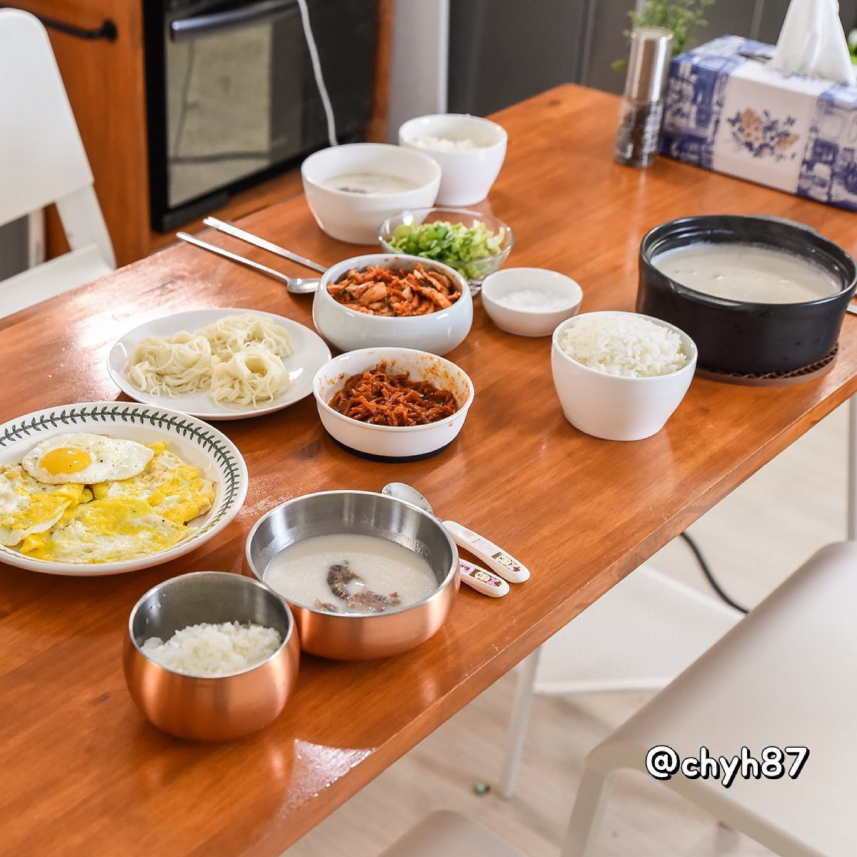 #협찬 #광고

밥차리기 힘든 날 쓰기 좋은 치트키.
김나운 한우곰탕 올리고, 대충 있는 밑반찬 몇개 꺼내면 저녁 상차림 끝. 
100% 한우사골에 도가니, 모듬뼈 들어간 한우사골곰탕이라 집에서 만든 것 보다 훨씬 맛있음. 
대존맛!! 

#김나운한우사골곰탕 #김나운더키친순수한우사골곰탕 #김나운순수한우사골곰탕 #김나운곰탕 
#김나운사골곰탕 #순수한우사골곰탕 #한우사골곰탕 #곰탕레시피 #국물요리레시피 #집에서간단한요리 #집밥레시피