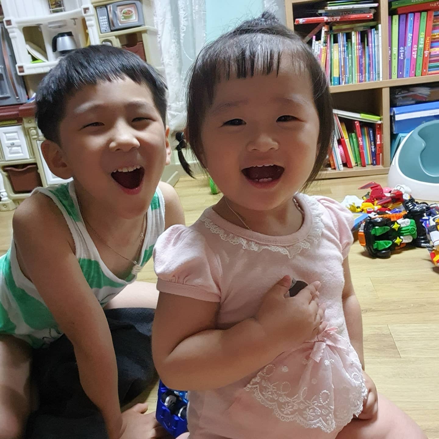 소이가 젤 좋아하는 범준이 오빠~
자기 이뻐해주는 사람은 어찌나 잘아는지~
범준이만보면 소리지르고 좋아한당^^

둘다 넘 이쁘게 웃고있네♡