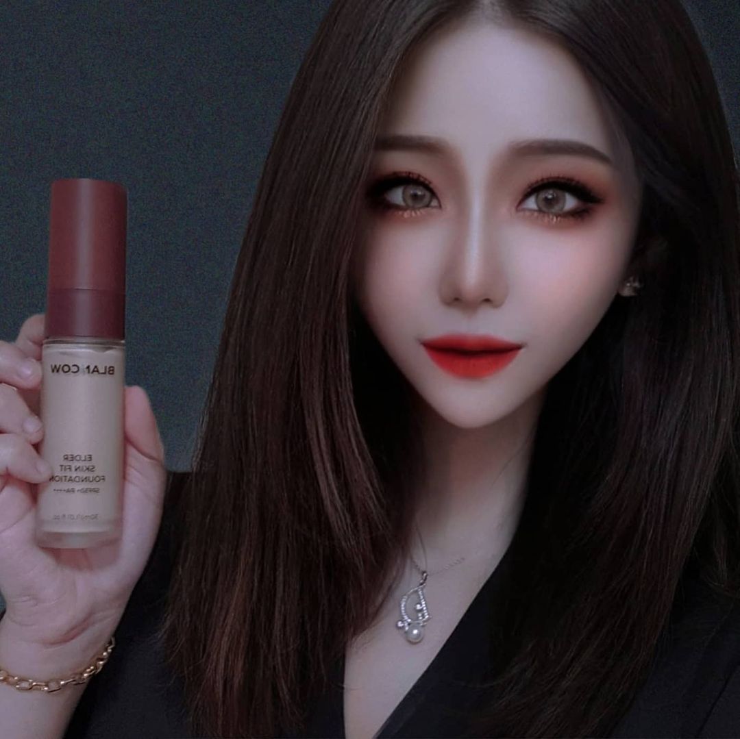秀娟 on Instagram: “#협찬 마마무 솔라님이 뮤즈인 블랑카우 엘더 스킨 핏 파운데이션 이번에 블랑카우에서 기초라인이 아닌 신제품 , 엘더 스킨 핏 파운데이션이 새로 출시되었습니다 가끔
