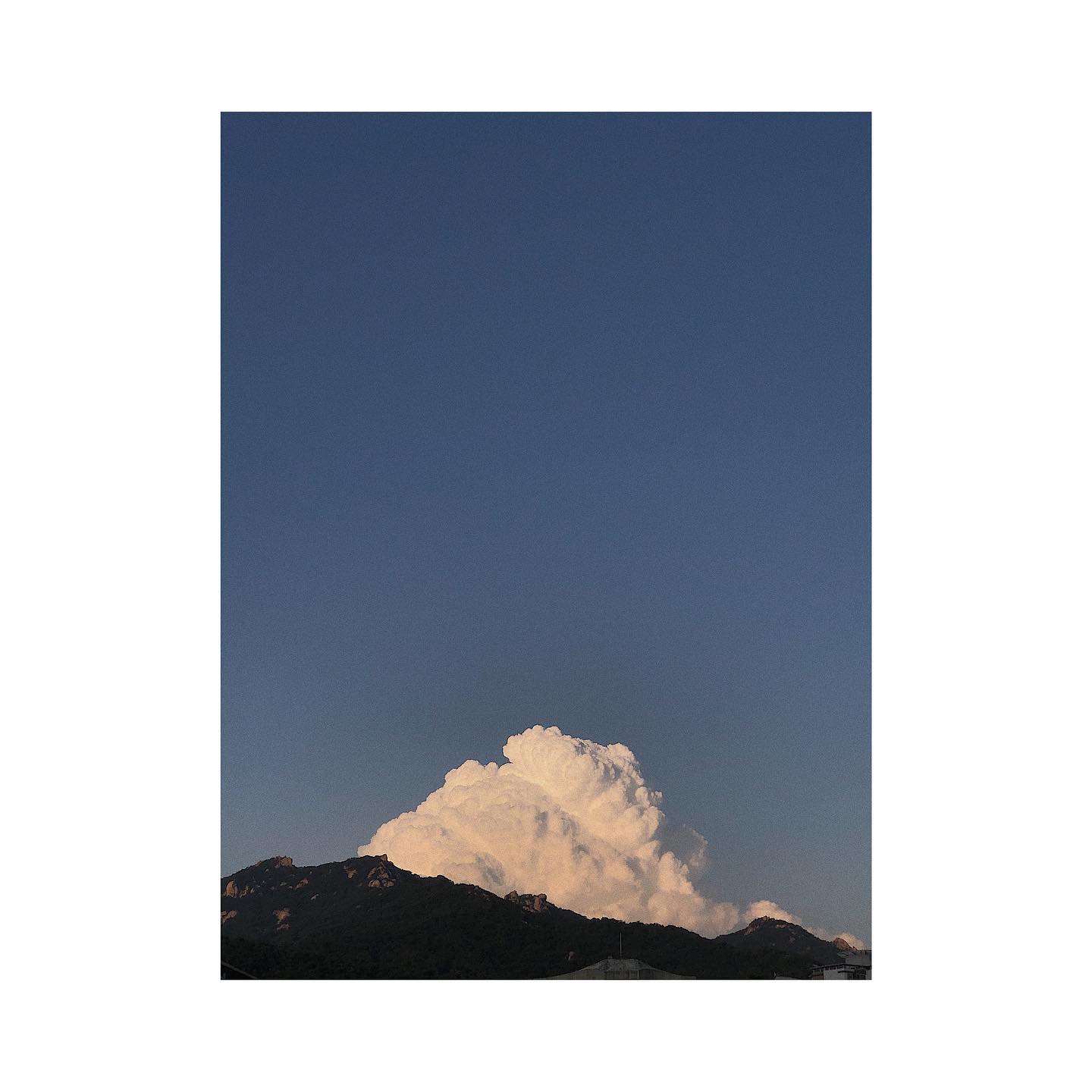 ☁️
2021년의 반이 야근과 함께 끝나부렀다.
새로이 시작한 것들로 가득한 상반기 였는데, 
어떻게 시간이 갔는지 모르겠고, 그저 아쉽고로. 

하반기에는 더 성장할 수 있기를 🙏🏼

그리고, 좋아하는 사람들을 더 자주 만날 수 있기를❣️
더 많이 웃을 수 있기를❣️더 많이 행복하기를❣️

📸 rachelranlee

#휘핑크림올라간수락산
#whipcreamontop