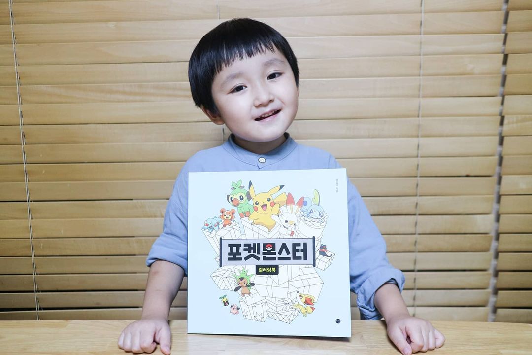 남매모델 홍민성 홍민설 / 심버들 on Instagram: “#협찬 #포켓몬에빠지다 날이 흐리길래 외출안하고 집콕했어요 집콕하며 뭐하고 놀까 하다 포켓몬 컬러링북 꺼내주니 요즘 피카츄 좋아하기