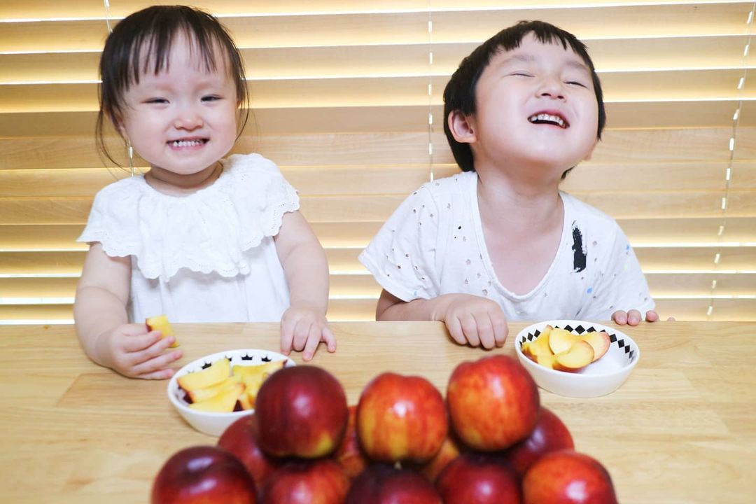 남매모델 홍민성 홍민설 / 심버들 on Instagram: “#행복해요 과일 좋아하는 민성이 민설이 신선복숭아 도착한거 보자마자 난리난리 얼른 씻어서 줬는데 신나게 먹네요 ㅎㅎ 후숙하면 더 맛있