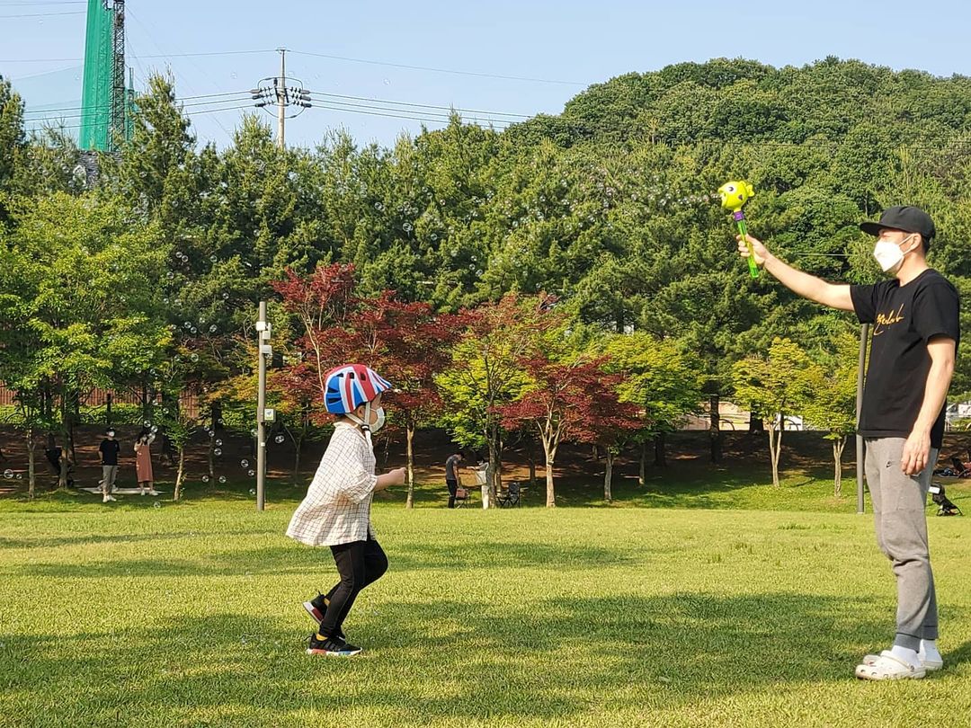 남매모델 홍민성 홍민설 / 심버들’s Instagram photo: “#협찬 #비눗방울놀이 우리애도 남의애도 꼭 해보고 싶다는 이엘씨 비눗방울메이커 민성이랑 민설이 신나게 비눗방울 하고 있으니 모르