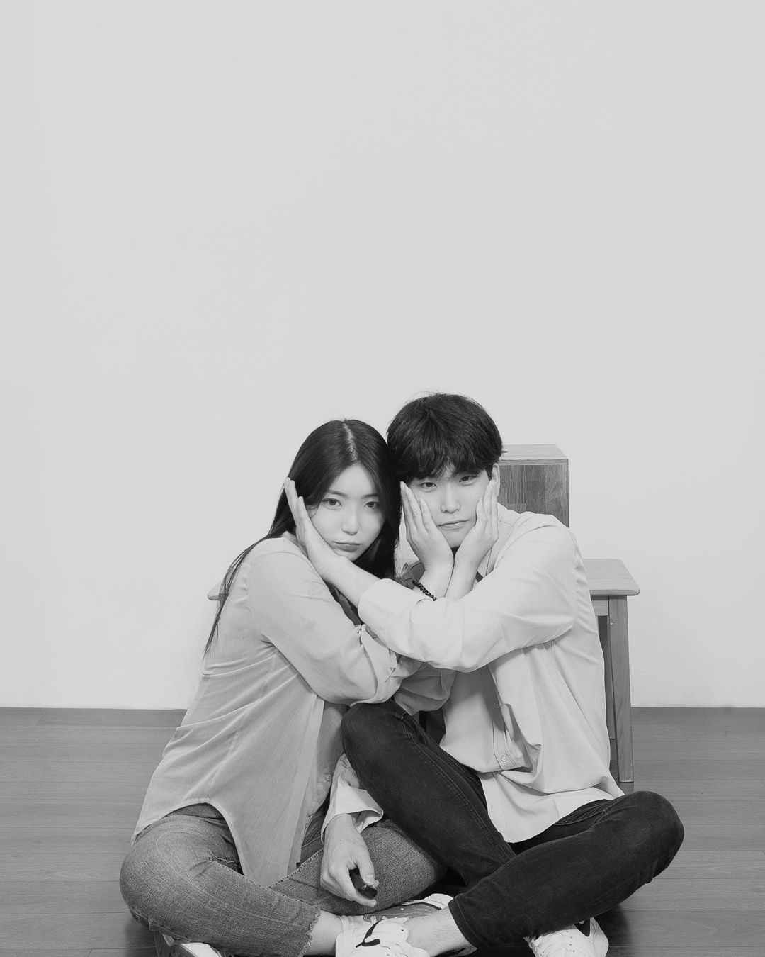僕と君の大切な話 on Instagram: “#협찬 오랜만에 민새댁이랑 사진관에서 사진 데이트 〰️🖤 작가님들이 찍어주신 사진들도 너무 마음에 들지만 막상 앞에서 포즈 잡을려면 어색해서 서로