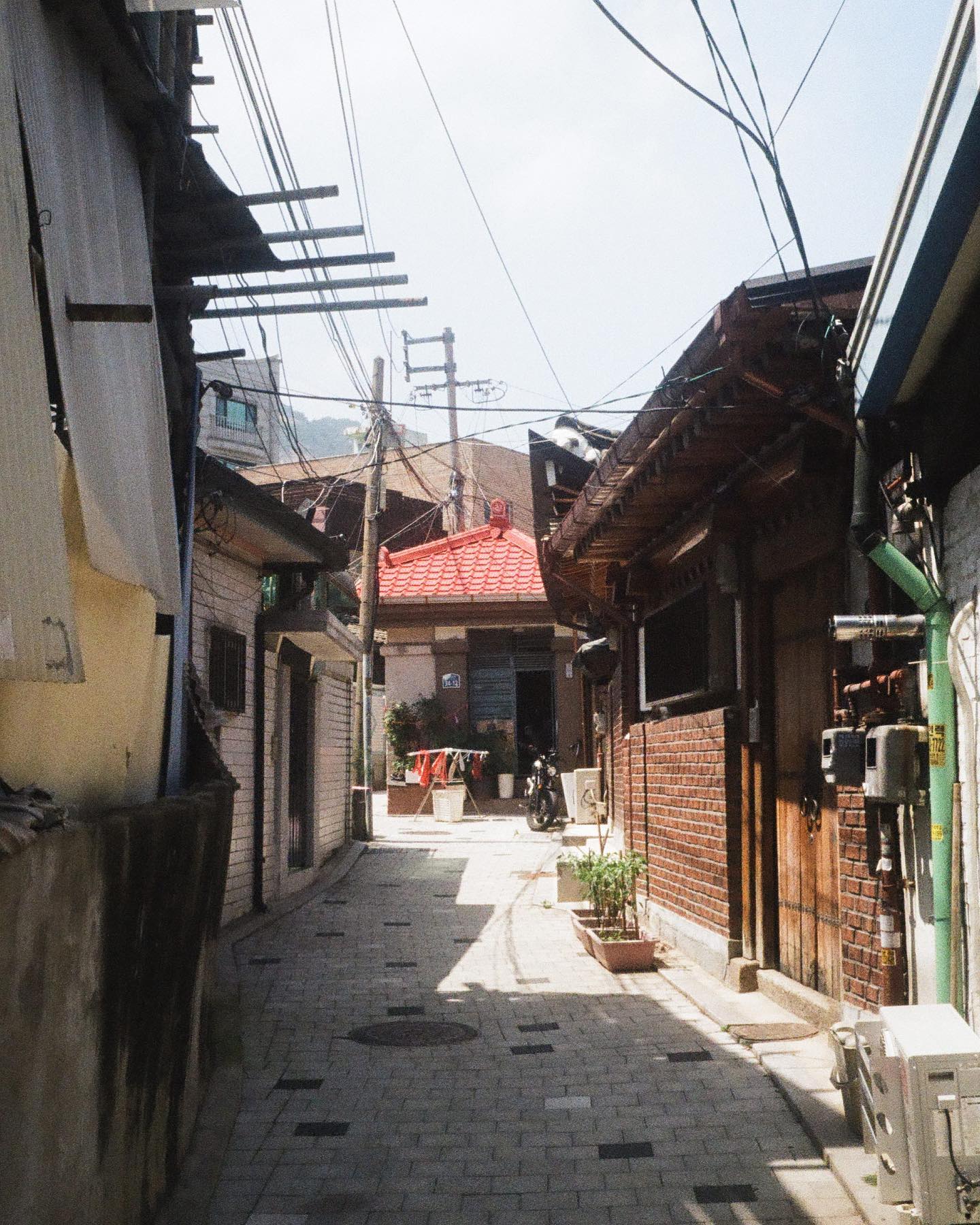 서촌의 어느 한 골목길을 찍어보았습니다. 조용함과 아늑함이 공존하고 있는 듯 합니다. Olympus Pen ee3-Kodak Colorplus 200