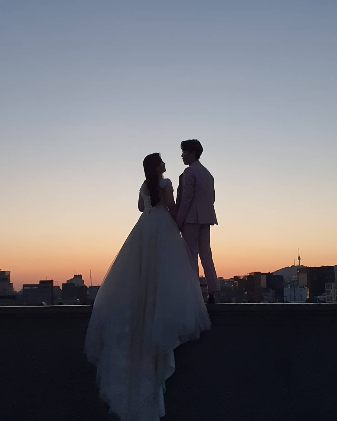 Kim se hee 세힣 on Instagram: “웨딩촬영 당일!! 드디어 웨딩촬영 ㅠㅠ 다들 너무너무 고생많으셨어요 아침부터 일찍일어나서 손발 다 챙겨주신 누벨드 블랑 이모님 너무 감사합니당👍👍👍 화