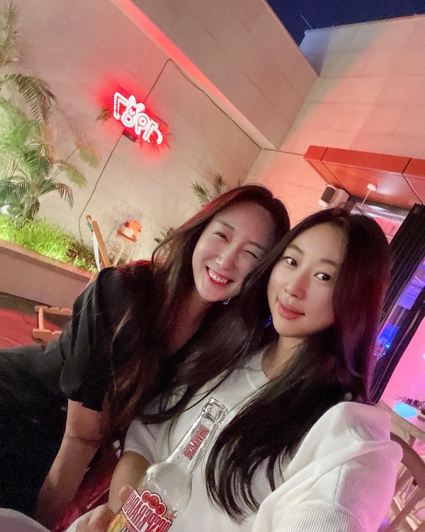 느영나영~👭🏼✨
제주홍보대사와 함께 ㅎㅎㅎ
.
.
#제주도핫플레이스 #연동핫플
#1987루프탑라운지 #와인한잔