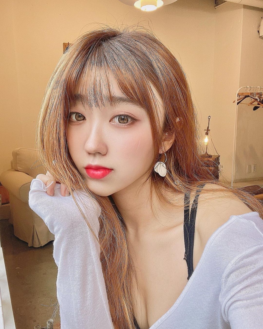 ˢᴼᴼ ᴮᴵᴺ on Instagram: “#광고 요즘 다덜 뭐 입고 사시나유,, 저는 더워서 진짜 편하게 입고 댕겨요,, 근데 또 꾸미고 싶어서 #유리유 영롱 자개 귀걸이로 포인트 짜란,,😌✨🤍…”