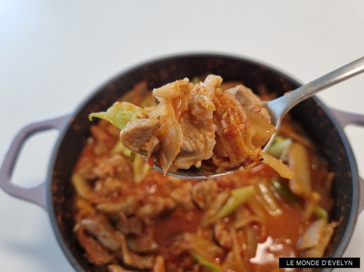 건강하게 키워 가장 맛 좋을 때 배송되는 팜스플랜 미트로 끓인 돼지고기김치찌개