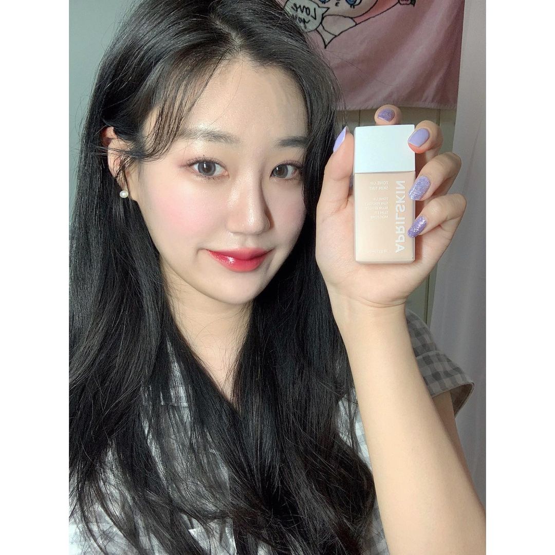 서가은 on Instagram: “#광고 #에이프릴스킨 #톤업스킨틴트 🤍톤업스킨틴트🤍 ➡️ 톤업 크림 특유의 백탁 , 뭉침 ❌ ➡️ 자외선 차단 + 톤업 + 보정 ⭕️ ➡️ 스킨 택스처로 내 피부같은 편