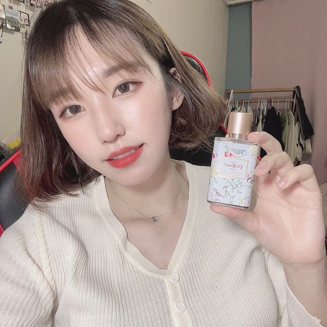 임소영 on Instagram: “#협찬 #광고 향 너무너무 좋은 향수♥️ 은은한 비누향+샴푸향이 나서 데일리로 뿌리기 짱 좋은 향수당❤️‍🔥 지금 올리브영에서 파는 중❣️ #올리브영 #올리브영향