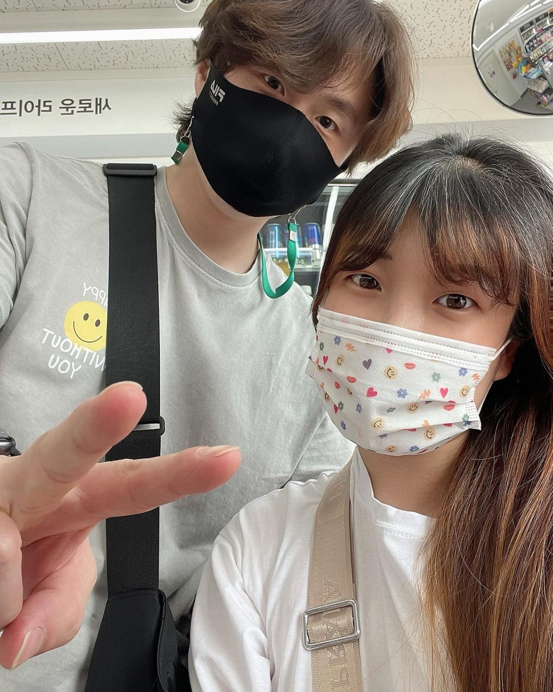 은지 (@eunji__421) posted on Instagram: “_ 주말에 집앞 기찻길에서 (곤충채집하기)ㅋㅋㅋㅋ 무당벌레 흰나비 똥파리까지 다양하게만났네 ㅋㅋㅋㅋ #주말끝 #또다시무기력해질려고함 #기운