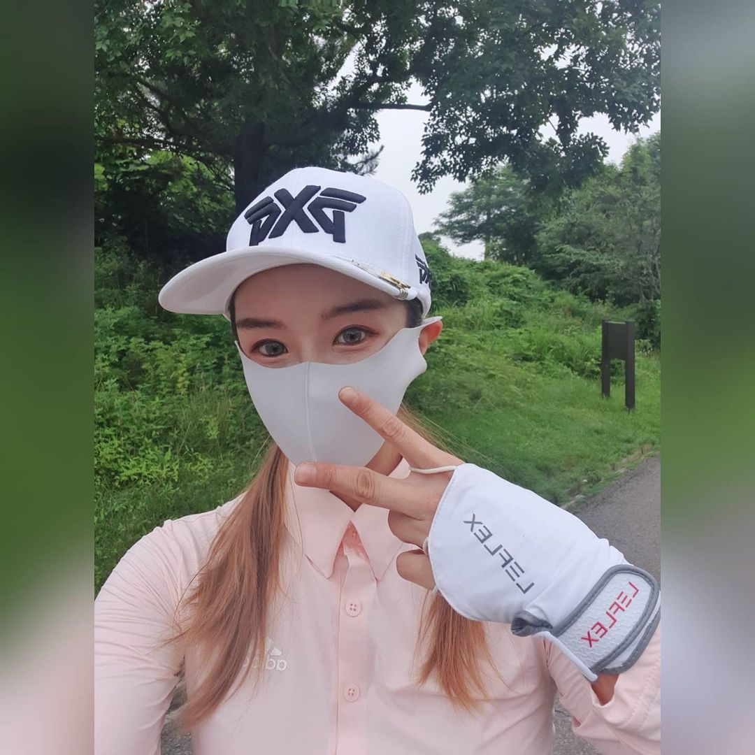 rua on Instagram: “어쩌다 보니 항상 마스크가 똑같음 ㅎ #골프마스크 추천이요 ㅋㅋㅋㅋㅋ 숨쉬기편해서 운동할때도 좋은데... 광대뼈쪽 기미주근깨땜에 평소에도 자주쓰는 정말강추마스크
