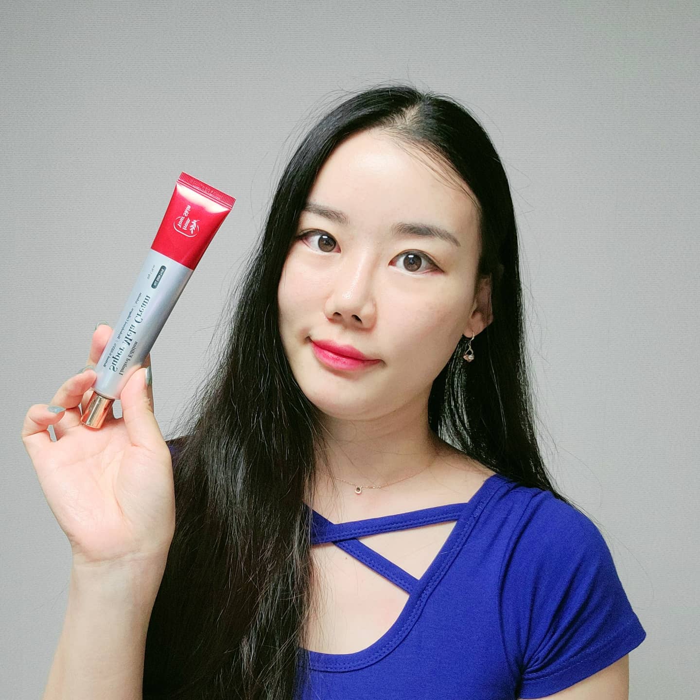 #협찬
-
-
마스크를 착용해서 그런지 
요즘 눈밑부분 기미가 다른데보다 더 두드러지는 것 같더라구요🥲
볼쪽에 있는 여드름 흔적도 사진찍을 때마다 스트레스 받던 참이라 #프롬유어스킨 의 슈퍼 멜라 크림 으로 관리 시작했어요❤

레티놀, 알부틴, 하이드로 퀴논 등 피부건강을 위한 성분을 담아 미백&주름개선을 동시에 해주는 2중 기능성 크림!

특히 레티놀과 알부틴은 피부 결점과 노화 징후를 개선하고 여드름 흉터까지 치료가능하다고 하니 저한테 정말 딱인거있죠!!
슈퍼멜라크림으로 관리했더니 일주일 사이에 부쩍 환해진 피부가 느껴지더라구요.

겨울내 관리하고 조금 깨끗해진 피부가 여름 자외선에 다시 지저분해질까봐 불안했는데, 프롬유어스킨의 #미백크림 은 멜라닌 색소의 억제 예방효과도 뛰어나 선크림과 함께 매일 바르는 필수템이 되었답니다😘

모든 피부타입에 사용 가능하고, 아침/저녁으로 일주일만 사용해줘도 피부톤과 여드름흔적이 옅어지니 같은 고민이셨던 분들은 #슈퍼멜라크림 꼭 사용해보세요 ~!
-
-
from.yourskin
#주근깨치료 #기미치료 #미백크림 #크림추천 #프로유어스킨