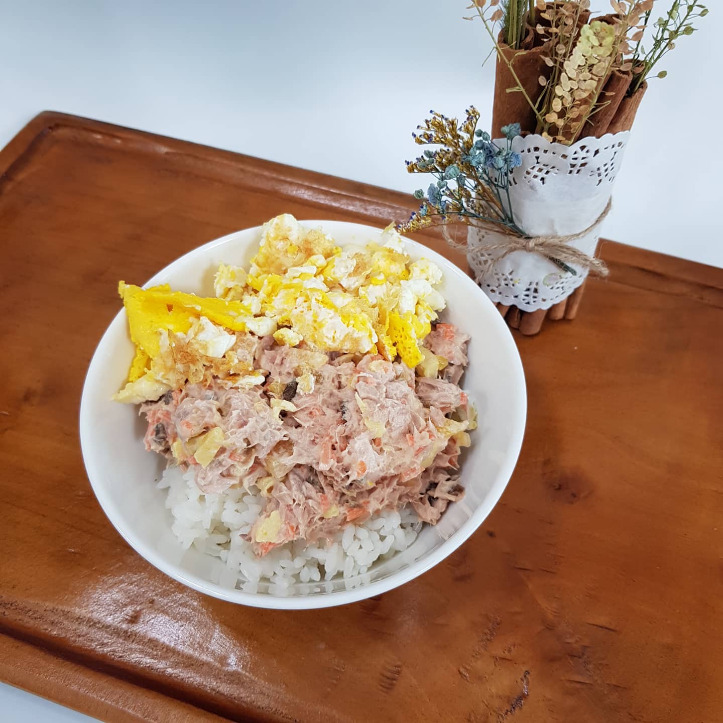 더운날 빨리 만들어 먹을수있늣 기특한 요리!!!
김밥 싸고 남은 재료랑 참치 한캔에 마요네즈 듬뿍 넣어서 스크럼블에그 올리면!
그냥 뭐 말해모해~~넘나 맛있는!!!
참치마요덮밥!!^^♡♡
근데 정신 없어서 스팸 구운건 못올림^^;;

맛있게 잘 먹어준 삼남매~♡♡
사랑한다잉~^^

#요리스타그램 
#삼남매맘 
#참치마요덮밥 
#찐맛 
#간단요리 
#집밥 

sky486_cji  소환!!!!