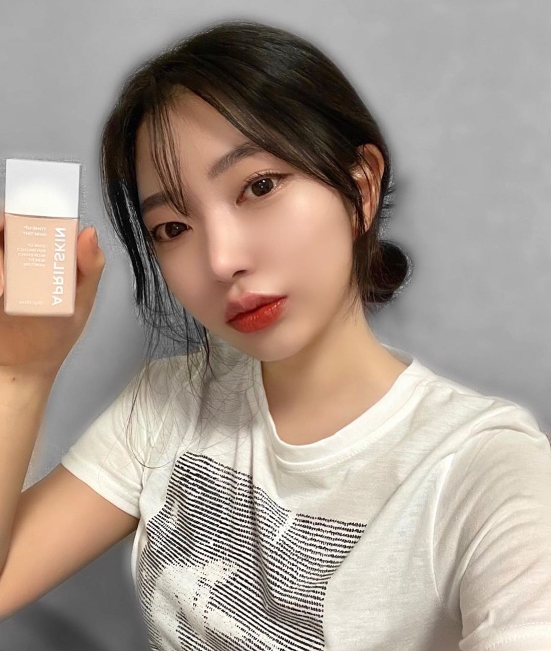 권정언 on Instagram: “#광고 마스크 써도 답답하지 않고 지워지지 않아서 너무 좋았던 에이프릴스킨 톤업 스킨 틴트🤍 🖤톤업스킨틴트는 기존 톤업크림의 한계(백탁, 뭉침)를 뛰어