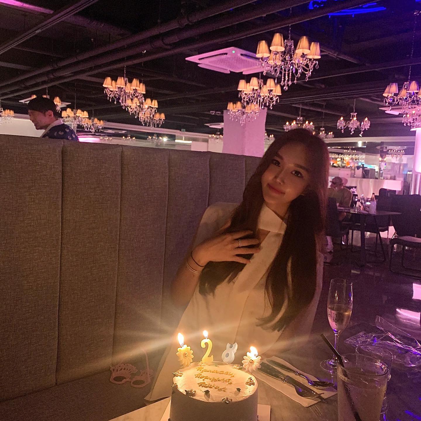 진짜 생일은 19일 ! 
미리 하는 생일 챙겨준 내사랑들 너무 고마워 🎉💛
강남에 있는 시그니처 부산에도 2호점으로 씨그니처 생겨서 생일파티 하러 왔는데 분위기 너무 조타 코스요리 맛잇게 잘 먹었습니댜 🙏🏻🥺 
#씨그니처 #씨그니처부산 #seegnature #seegnaturebusan