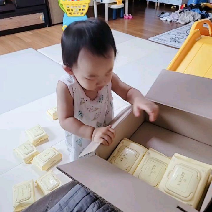 협찬

요즘 해담이 외출 필수품👍
브라운 물티슈🤗

해담이 출산 전 이벤트 당첨으로 사용해본적 있는데요, 그땐 솔직히 관심이 별로 없었기에? 물티슈들의 차이점을 몰랐어요🤔

해담이를 키우면서 이런저런 육아용품 참 많이 사용해봤는데, 물티슈는 브라운이 진짜 좋은 것 같아요!😮👍
도톰하고 물이 줄줄 새지않아 깔끔하게 잘닦이는게 참 마음에 들어요😉
타 브랜드의 물티슈는 물기가 너무 많아 마르면 물자국이 남거나 닦은 후 뭔가 찝찝함이 남더라구요. 입주변 피부가 빨개지기도 하고 실제로 제가 피부가 예민할 때 사용하면 따꼼한 느낌도 있었어요,
그런데 브라운 물티슈는 전혀 자극이 없어 눈가도 안심하고 닦을 수 있었어요~
오히려 촉촉하게 수분이 남는 느낌😍

저는 에어컨이나 히터 바람을 쐬면 안구건조증이 심해져 눈이 너무 가려워 수시로 눈을 찬물로 씻어주는데 아이를 돌보며 그러기 쉽지 않더라구요🥺
가려움을 참을 순 없고 손으로 비비면 흰자위가 부어올라 혐오😵
브라운 물티슈 사용 후엔 가볍게 닦아주거나 눈에 살짝 대고 있어도 전혀 눈에 부담이 가지 않아 너무 좋아요!!

브라운 물티슈 완전 추천해요😍
brown__official

#아기물티슈 #물티슈 #신생아필수템 #육아필수템 #친환경물티슈 #안전한물티슈 #생분해물티슈 #레이온물티슈 #아기물티슈추천 #물티슈추천 #신생아물티슈 #신생아물티슈추천 #두꺼운물티슈 #대용량물티슈 #휴대용물티슈 #도톰한물티슈 #브라운물티슈