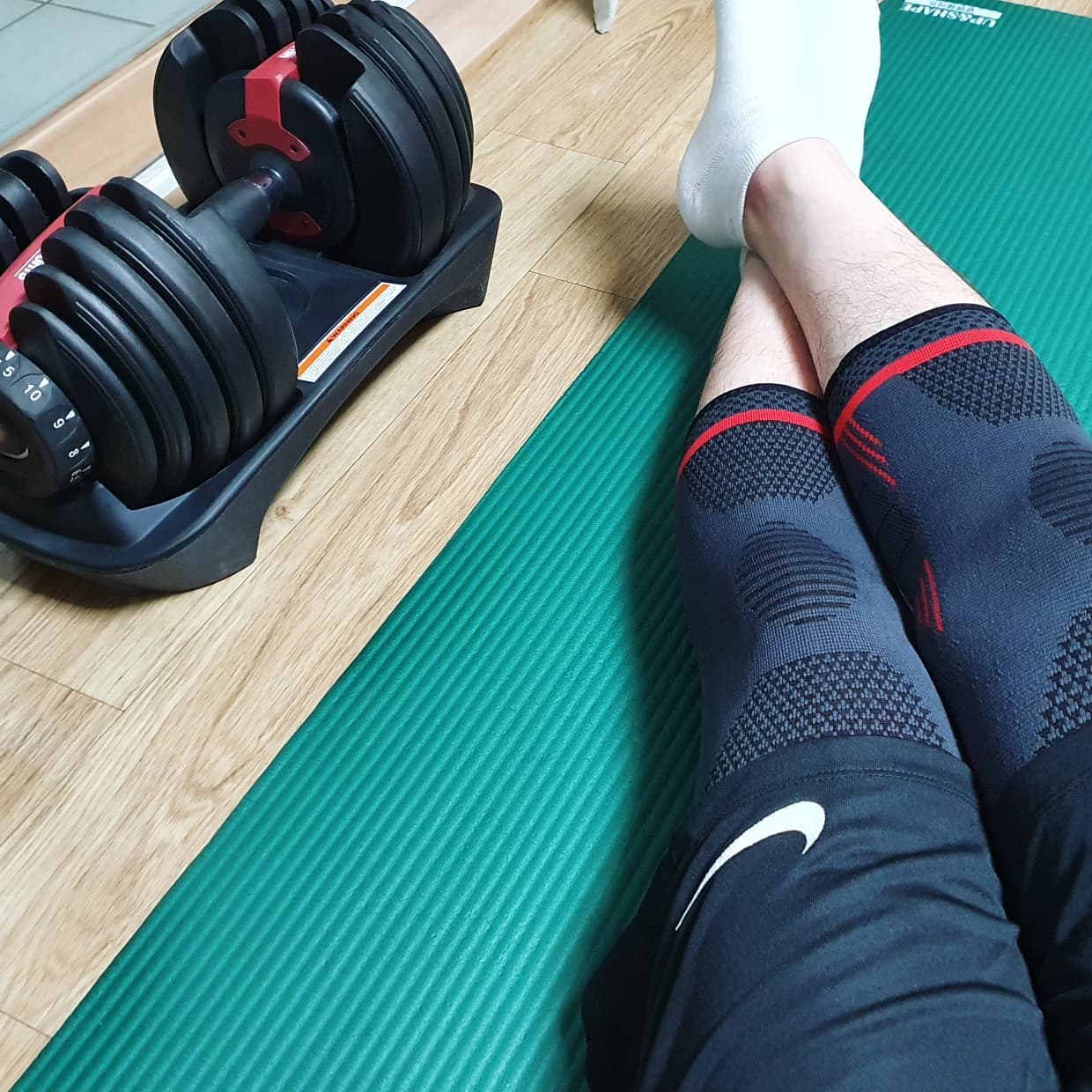 #협찬

오늘 소개해드릴 제품은 몬스터클랩 노멀 무릎 보호대 입니다! 🦵

인님들도 #홈트 #헬스 열심히 하고 계신가요?
저는 거리두기 차원으로 주5일 집에서 홈트하고 있습니다🏋‍♂️

운동을 하기전에 스트레칭을 충분히 해야 부상없이 건강한 운동을 할 수 있는데,
완전히 풀어주기엔 시간이 부족하죠😰
그래서 저는 #무릎보호대 를 꼭 착용하고 운동을 하는 편입니다.

운동뿐만 아니라 스포츠활동 및 일상속에서 보호대를 착용하면 무릎에도 무리를 덜 주기 때문에,
#스포츠활동인 #헬스인 #홈트인 #무릎관절이안좋으신분 들이 사용하기에 추천드리고 싶습니다.

몬스터클랩 보호대는 다른제품과 다르게 위 아래 안쪽으로 실리콘코딩이 되어있어 절대 흘르지 않고 꽉 잡아줘요
그리고 통기성이 좋은 원달을 사용해서 강한압박과 쾌적함을 동시에 유지할 수 있습니다.

우리 부상없는 운동하기로 약속!!😉

 #니랩  #무릎통증 #군인선물 #헬스 #스쿼드 #무릎아대 #디모_협찬