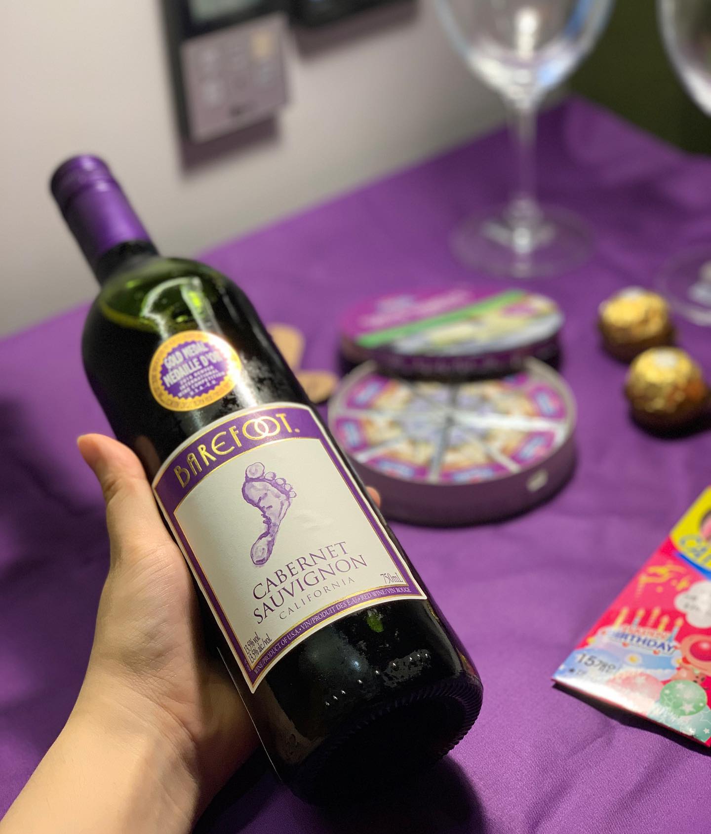 #협찬 섹시한 퍼플이 어울리는 베어풋🍇💜
⠀
갤로엔젤스에서 감사하게도 #베어풋 #와인홍보대사(?)로 
픽 해주셔서 진행합니당👍🏻
⠀
제가 예전에도 가성비 좋은 와인으로 소개드렸었는데
기억하시나요~~? 베어풋 모스카토, 로제, 지금 촬영한
레드와인(까쇼)까지 다 마셔봤는데 실패한 적이 없어요💜
⠀
대부분 마셨을 때 어? 가볍네? 마시기 좋네 라고
반응하시는데 정말 정답입니다🙆🏻‍♀️ 실제로 베어풋 브랜드
자체가 접근하기 ‘쉬운’ 와인을 추구하고 있거든요!
⠀
도르륵 하면 열리는 캡슐 형태 와인이라 오프너도
필요없어서 진짜 너무 편했어요! 요 와인은 정말 안주가
필요없는 그런 와인🍷 CU편의점이랑 롯데마트에서
판매하고 있으니 한번 쓱~ 둘러보시고 꼭 드셔보세요💜
가격도 만원대라 부담 없으실거에요 왕추천!