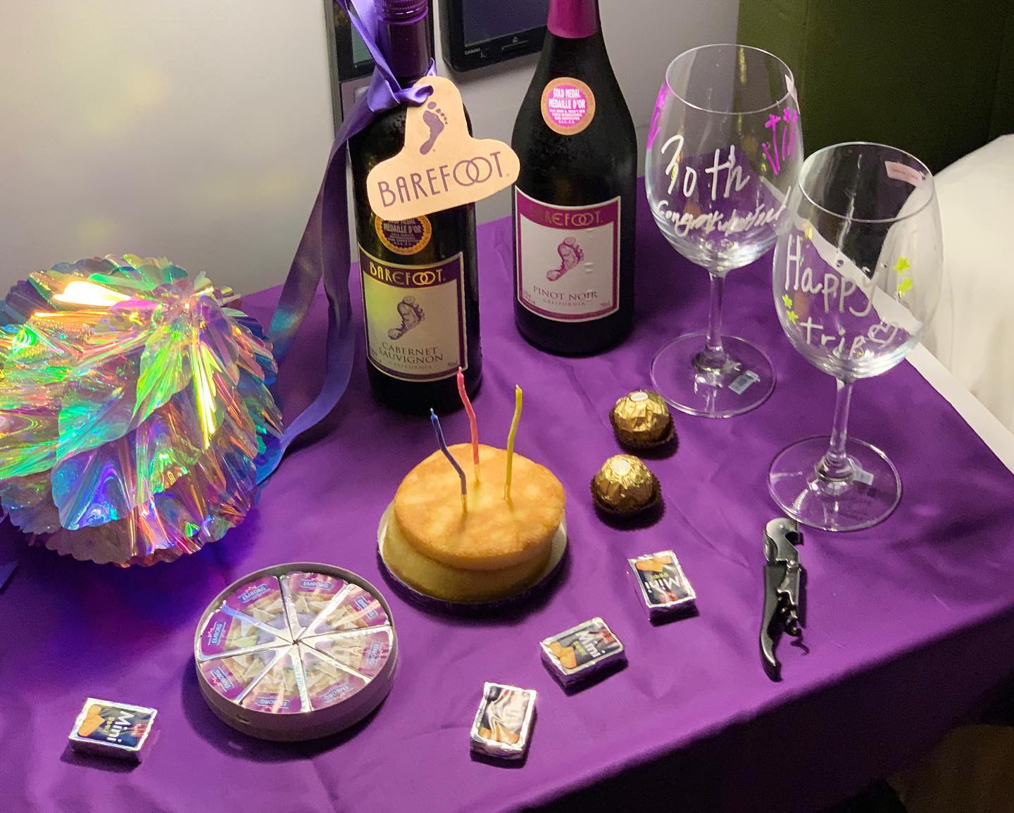#협찬 베어풋과 함께한 아부지 30주년💜
⠀
작년에 활동했던 갤로엔젤스에서 #베어풋 #베어풋와인 
홍보 선물을 주셨어요🙏🏻
⠀
파티용품까지 잔뜩~ 챙겨주셨는데 바쁜 일정에 제대로 준비는 못 했네요😿 부랴부랴 편의점에서 보름달빵이랑 치즈 안주 
사서 아부지에게 서프라이즈 파뤼🎆💗
⠀
헿 예쁨 받는 딸냄이 노릇도 힘들지만, 30년이나 회사를 
다니신 우리 아부지도 너무너무 체고👍🏻 온 가족이 너무 
맛있게 마셨던 와인이라 ~ 말해 모 합니까 검증 완료👾
⠀
요새 유행하는 데코팬으로 와인잔 꾸미니까 부모님도 
너무 좋아하셨던☺️ 아무튼 겔로엔젤스 애정합니당💜