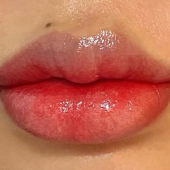 𝑔𝑜𝑑𝑑𝑒𝑠𝑠’s Instagram profile post: “💋 다들 촉촉 챙기세용 #입술반영구 #입술타투…”