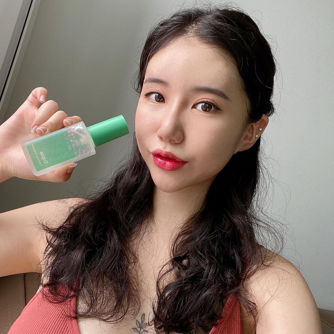  “#협찬 #광고 트리플 카밍 앰플 💚 트리플랩에서 나온 요 앰플은 겉피부 진정에만 집중되어있는게 아니라 겉피부, 속피부, 피부 장벽 3가지에 모두 집중 되어있는 진정 앰플이에요 ! 화장 전에 바르는 앰플은 끈적거리면 색조 화장할때 밀리는 느낌도…”