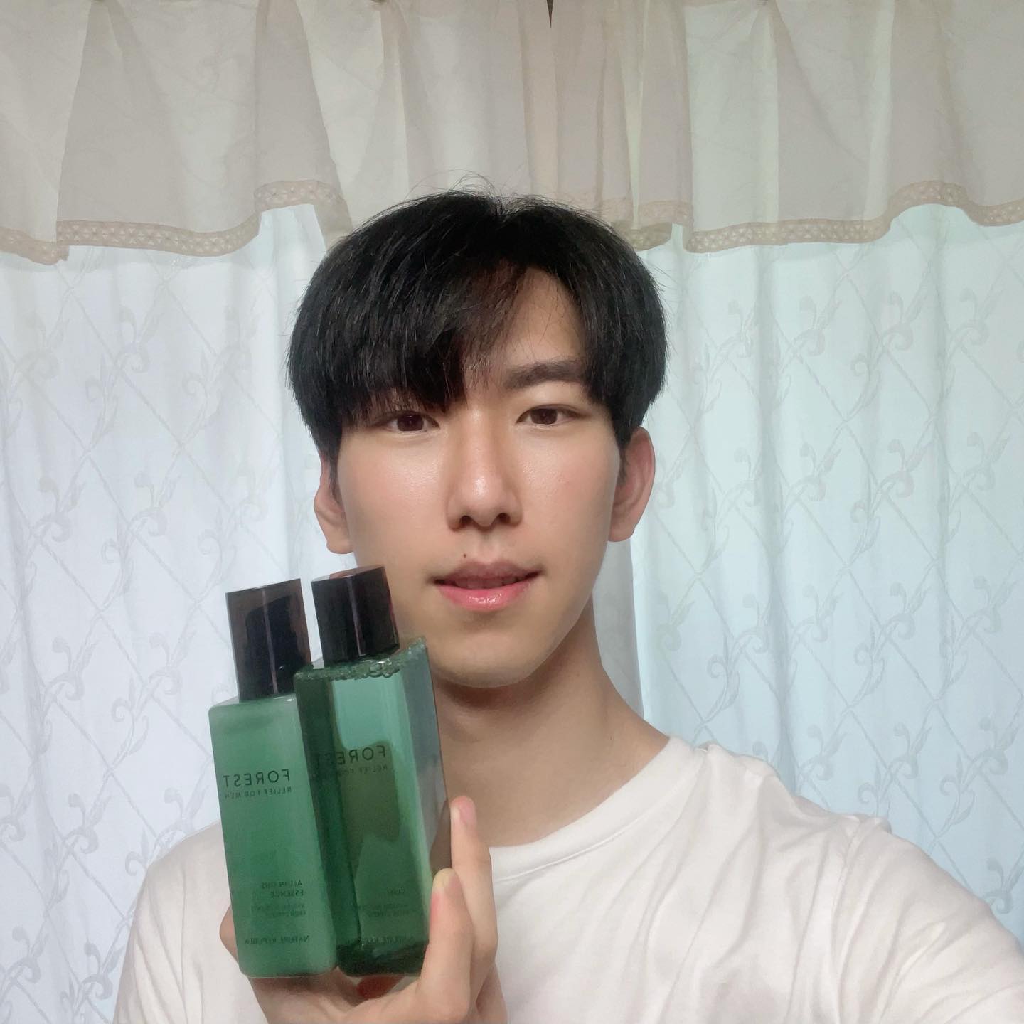 #제품협찬

포레스트 릴리프 포맨은 남성제품으로 . 피부 진정에 도움이 되는 편백수가 함유되어 있다고 한다. 발림성이 상당히 좋고 은은한 편백나무 🌲향이 느껴져서 추천합니당.”

#네이처리퍼블릭 #포레스트릴리프포맨 #피톤치드콤플렉스 #피부진정편백수 #피부힐링 #지큐 #모델 #패션모델
