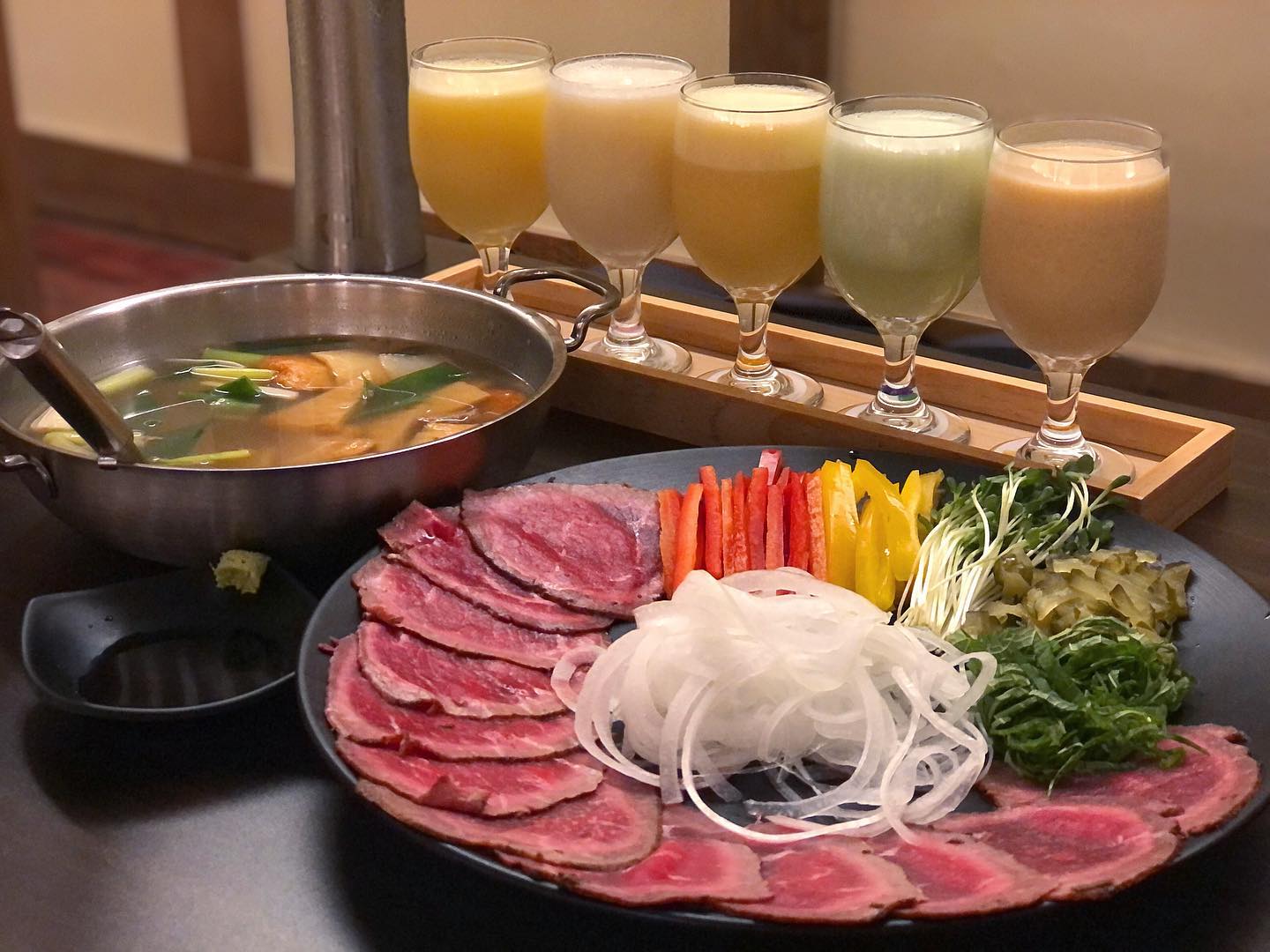 #협찬 📍강남역 #진주가
강남역에서 막걸리 한 잔 하기 좋은 한식주점이 새로 생겼어요✨ 분위기도 좋고 아늑하니 술이 술술 들어갈 거 같은 느낌😚

☑️메뉴
🥩와규로스편채
와규 홍두깨살 편채와 야채 가득ㅎㅎ 전혀 거북하지 않고 월남쌈 싸먹는 느낌🤤 야채 덕에 식감도 좋고 건강해지는 느낌💘

🍲와규스지어묵탕
소고기뭇국 같은 맛이였어요! 뜨뜻한 국물이 있으니 좋드라구용☺️ 와규 스지가 숭덩숭덩 들어있는데 넘 부드럽고 고소해서 좋았어용!

🍊🍌🍇🍑🍍과일막걸리 샘플러
과일막걸리 실패율이 높아서 시킬까말까 고민하다 주문! 요긴 시럽맛이 아니라 생과일을 갈아넣은 거 같아서 좋았어요🥰 포도맛 빼고 다 괜찮았어요! 바나나맛은 바나나우유 같아서 좋았고, 파인애플맛은 달달해서 알쓰에게 추천!