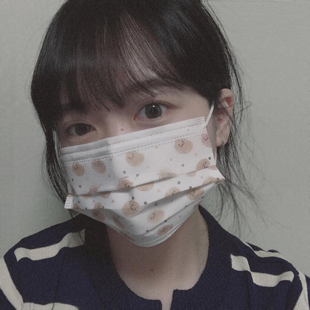 리수 on Instagram: “#협찬 #광고 😷코모드 디자인 마스크😷 모든 원자재를 국산으로 만든 프리미엄 마스크😷 목화솜 필터를 사용하여 숨쉬기가 상당히 편해요😷 국내산 목화솜 필터를