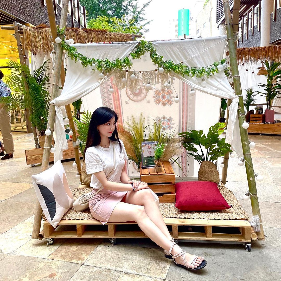 주 현’s Instagram post: “알록달록 동심으로 돌아간것 같은 전시회💓 다양한 이쁜 색감들이 가득하고 시원한 여름 느낌이 너무 좋았어요💙 마치 수영장에 온 듯한 느낌~🏝 무더운날