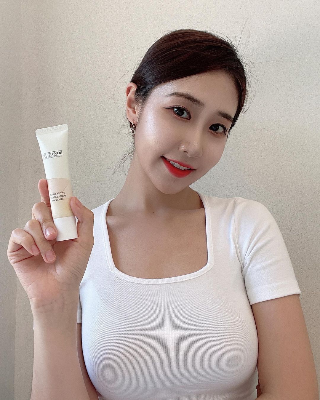 오혜연 on Instagram: “#협찬 🤍보나쥬르_언더커버 더마 비비크림🤍 ❤️안녕하세요 여러분~제가 국내 최다 비건 인증 뷰티 브랜드 보나쥬르의 9년간 장수 셀러 시카비비의 업그레