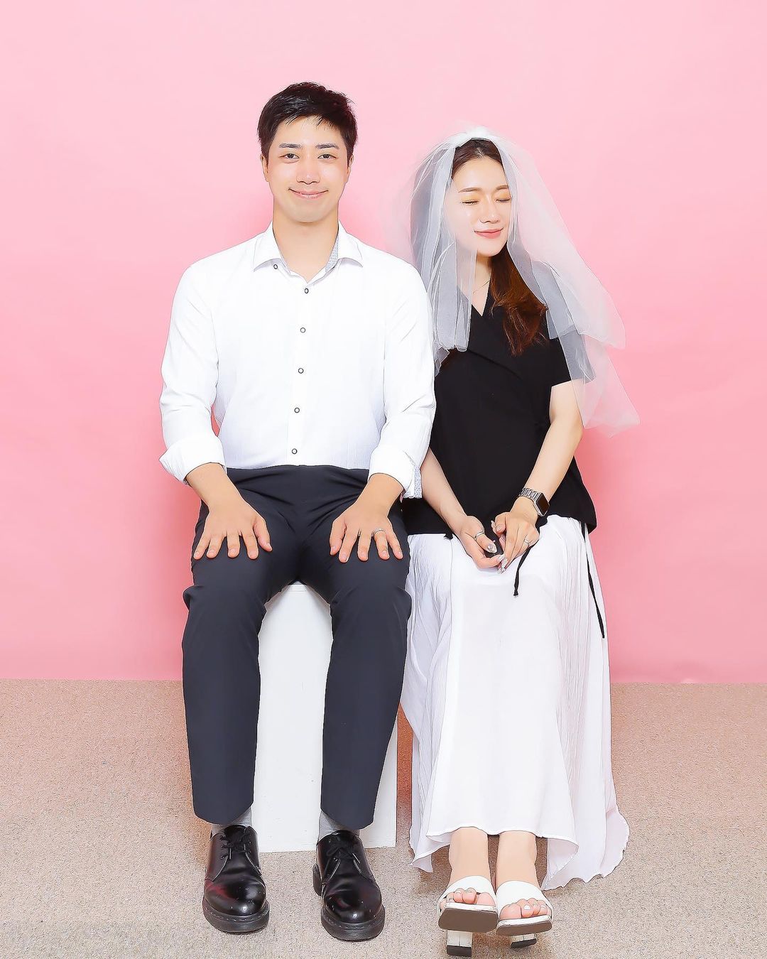 히주쓰 on Instagram: “@photoweekstudio 두번째 #핑크모드 도 너므너므 옙흐자놔..💖 컬러도 이렇게 예쁠줄 몰랐찌💖 . . 근데 사진 인화패키지 보구 깜놀💖 이렇게나 많이 주다니 .. 끝나