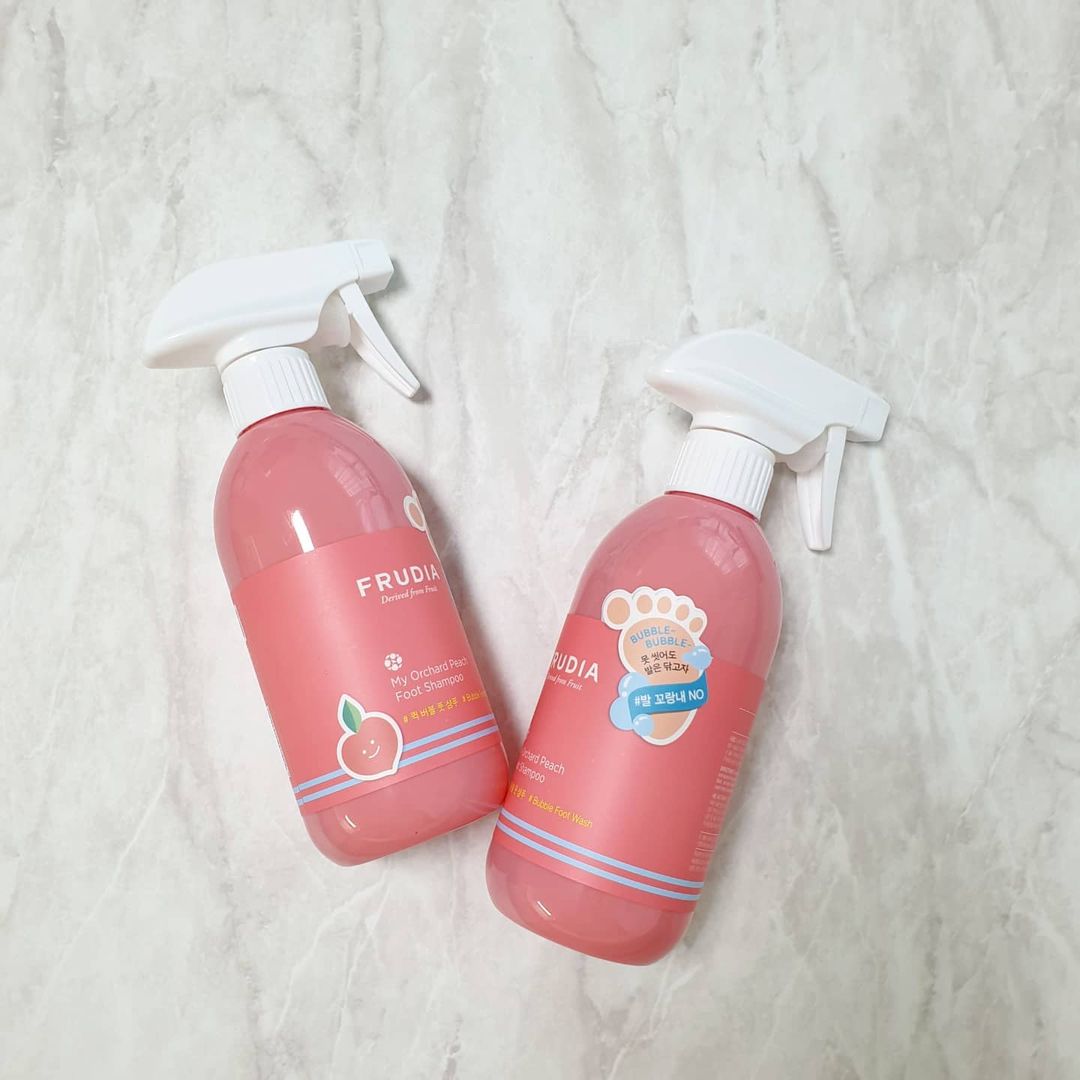 가을 on Instagram: “#협찬 @frudia.official #후르디아 #풋샴푸 . 후르디아 복숭아 풋샴푸🦶💨 외출 후 간편하게 챡챡 뿌리고 씻어주면 끝❗ 뿌리자마자 상콤달달한 복숭아향 솔솔🍑 쿨링감도 느
