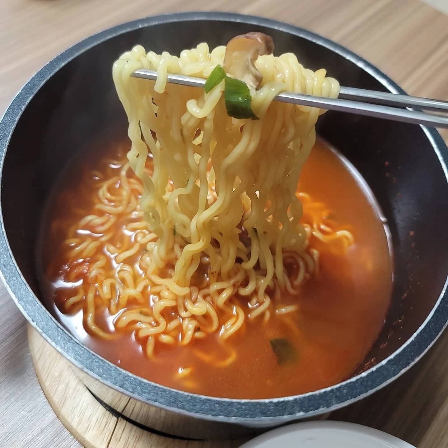 칼칼라면 받아서 먹어봤는데 국물이 얼큰하니 맛있었어요!
역시 라면국물은 매콤해야죠!

#야식 #라면 #라면국물 #칼칼라면 #일요일밤 #주말야식