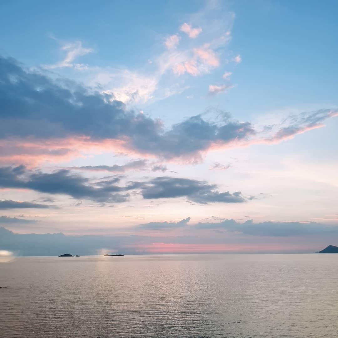 너무 예쁜 하늘..
365일 중 제대로 된 낙조를 보는건
16일정도 뿐이라는데..

그 날이 오늘인가보다..
너무 아름다운 하늘

#일상 #휴가중 #낙조명소 #낙조가아름다운곳