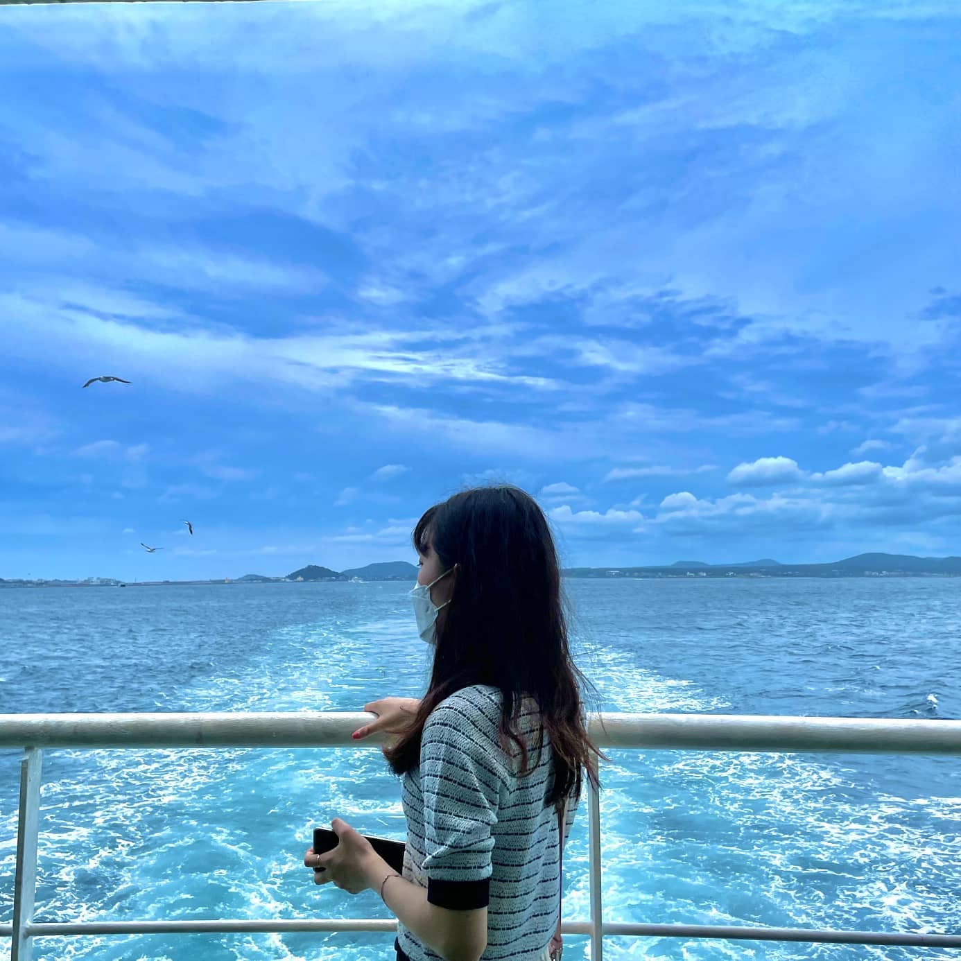 ✈제주 4일차🥲🍊💙

📍제주 마지막날 배를 타고 "우도"에 들어갔어요!🛥 원래 바람이 많이 안불었다면 우도 올레보트를 타고 동굴을 너무 보고 싶었는데 아쉬워요,,😂 혹시 우도 올레보트 타보신분 있나용~?🙋‍♀️

📍우도에 도착했는데 너무 더워서 10분 걷고 바로 앞에 "우도면파전리"에 방문해 해물라면과 해물파전을 먹었어요!🤤 라면에 꽃게, 문어, 홍합, 전복 등이 있어서 너무 맛있게 먹었어요ㅎㅎ

📍해물라면집 바로 옆에 "하루카페문어빵굽는"에 방문에 우도 필수코스인 땅콩아이스크림을 먹었는데 큰 강아지도 같이 있어서 재미있었어용ㅎㅎ☺ 문어빵이 유명해서 나혼자산다에서 방문한 곳이더라구요!! 

📍친오빠가 제주 돌카롱 심부름을 시켜서ㅋㅋ렌트 반납 전에 ''돌카롱"에 방문했답니당! 겉 샌드가 현무암 같고 쫀득하니 아주 맛났어용🙊

🍊민처리랑 제주도를 처음 갔는데 여행 계획짜는 것 부터 취향도 비슷해 너무 행복하고 꿈만 같앙💙 노는게 젤 즐거웡ㅎㅎ 다음에 또 여행 가쟈🥰✈