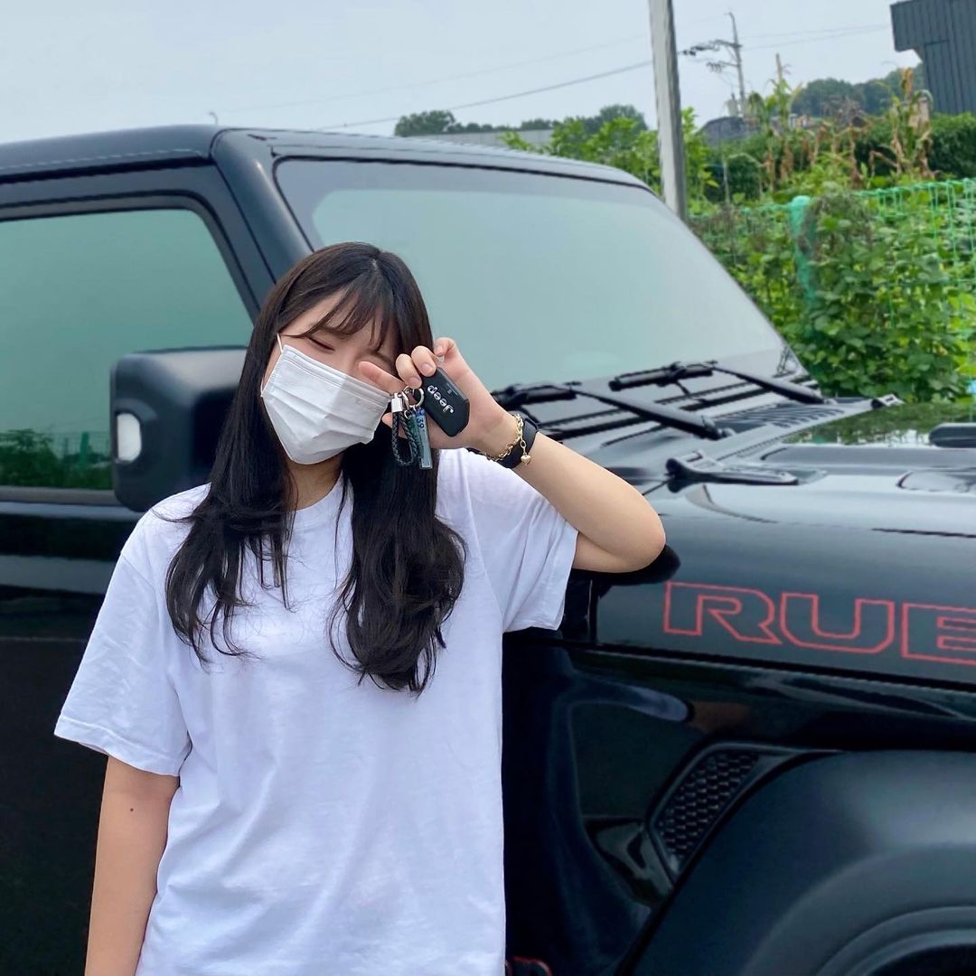 🌷 on Instagram: “여러분 이 귀여운 차키 좀 보세요 🖤 너무 레트로하고 귀엽쬬 🖤 - 귀여움뿐만 아니라 뒷면에 연락처나 멘트도 세길수 있어서 꿀임 !! - #마지막사진 차키들고 신난 귀여운