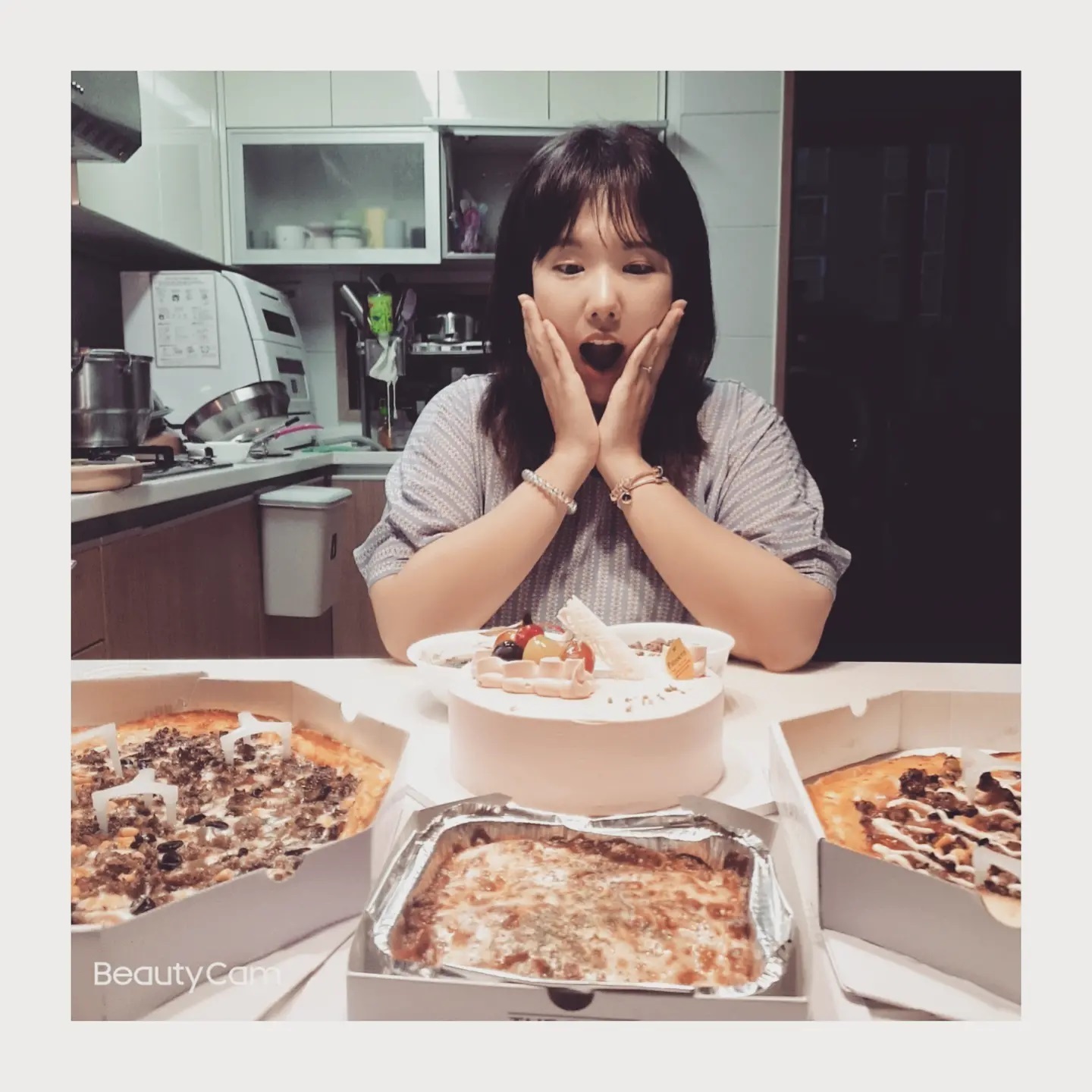 20대의 마지막 생일🎂
오늘이 지나기 전에 올려보리기😀😀
12시 땡치자마자 제일 사랑하는 남편과 제일 친한 친구의 축하를 시작으로, 너무 많은 선물을 받고 축하를 받고 ..
날 생각해주는 이들이 많음을 새삼 깨닫게 되었다 😭
모두모두 감사하고, 또 감사함미댜,,
앞으로 받은 사랑 나눠주는 행복한 경화가 되기로,, 👏🏻👏🏻
.
.
⭐ 20대의 마지막 생일, 끝! ⭐