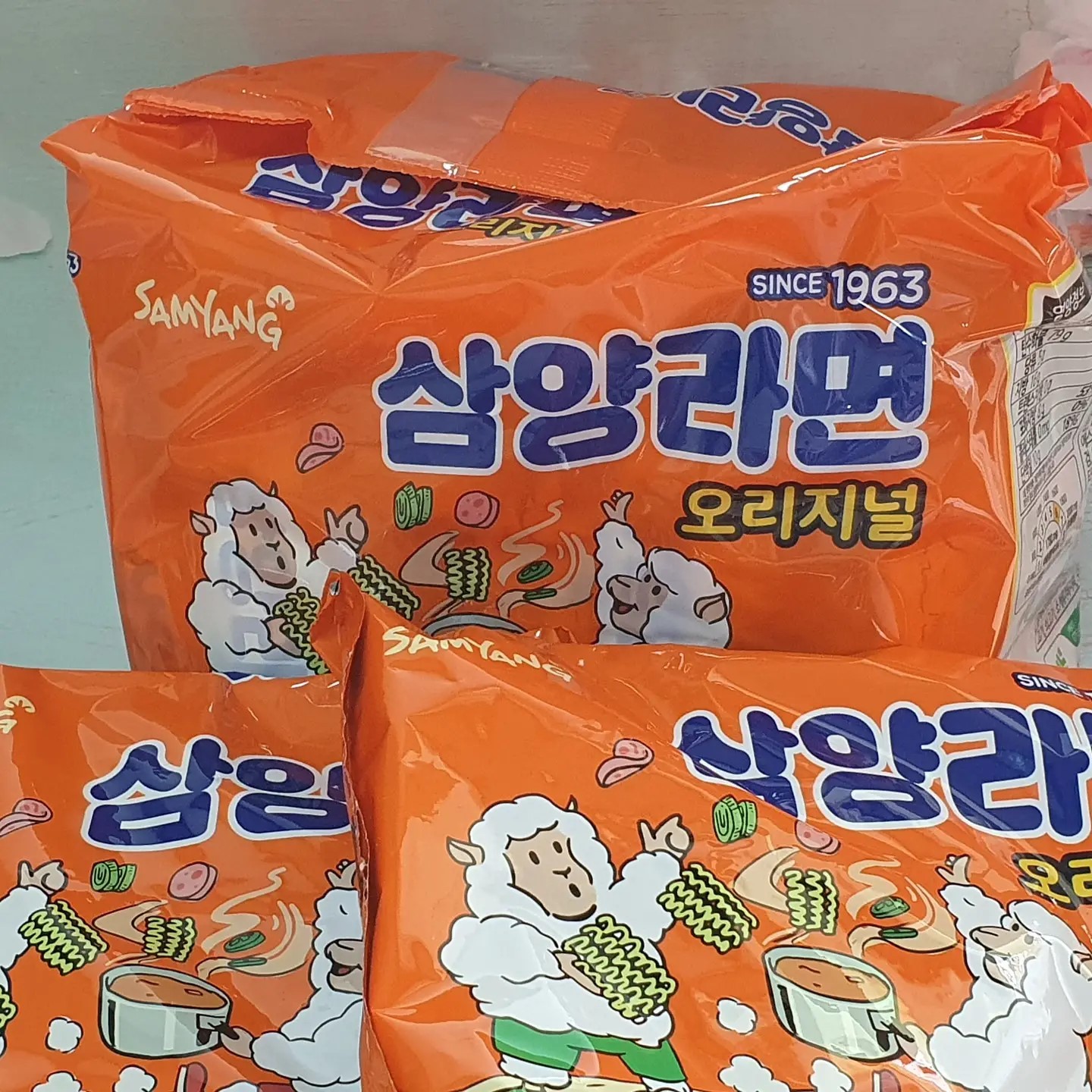 #협찬 #삼양라면

요번에 삼양라면이 창립 60주년을 맞이했대요!
평소에 삼양라면 많이 먹기도 하는데
요번에 새로 나온 한정 패키지 보고 정말 안살 수가 없더라구용 ㅋㅋ
귀여운 양세마리라니! 이건 사야돼!!
스튜디오 킨조와 협업했다는데 패키지 너무 귀여운 듯 ㅎㅎ

요번에 후레이크 건더기도 많아져서 거 맛있어졌다고~
요기에 달걀까지 하나 톡 까서 넣으면 더 든든하게 먹을 수 있죵 ㅋㅋ
오늘 저녁은 맛있는 삼양라면~
🐑 🐑 🐑 

#라면의원조 #진한국물 #든든한한끼 #간편한끼 #국물라면 #삼양라면오리지널 #삼양라면매운맛 #삼양식품 #라면먹방 #라면레시피 #라면맛집 #라면추천 #라면볶음밥 #라면 #한끼라면 #라면스타그램 #먹스타그램 #먹스타 #맛스타그램 #Koreanfood #야식추천 #야식뭐먹지 #캠핑 #인스타푸드